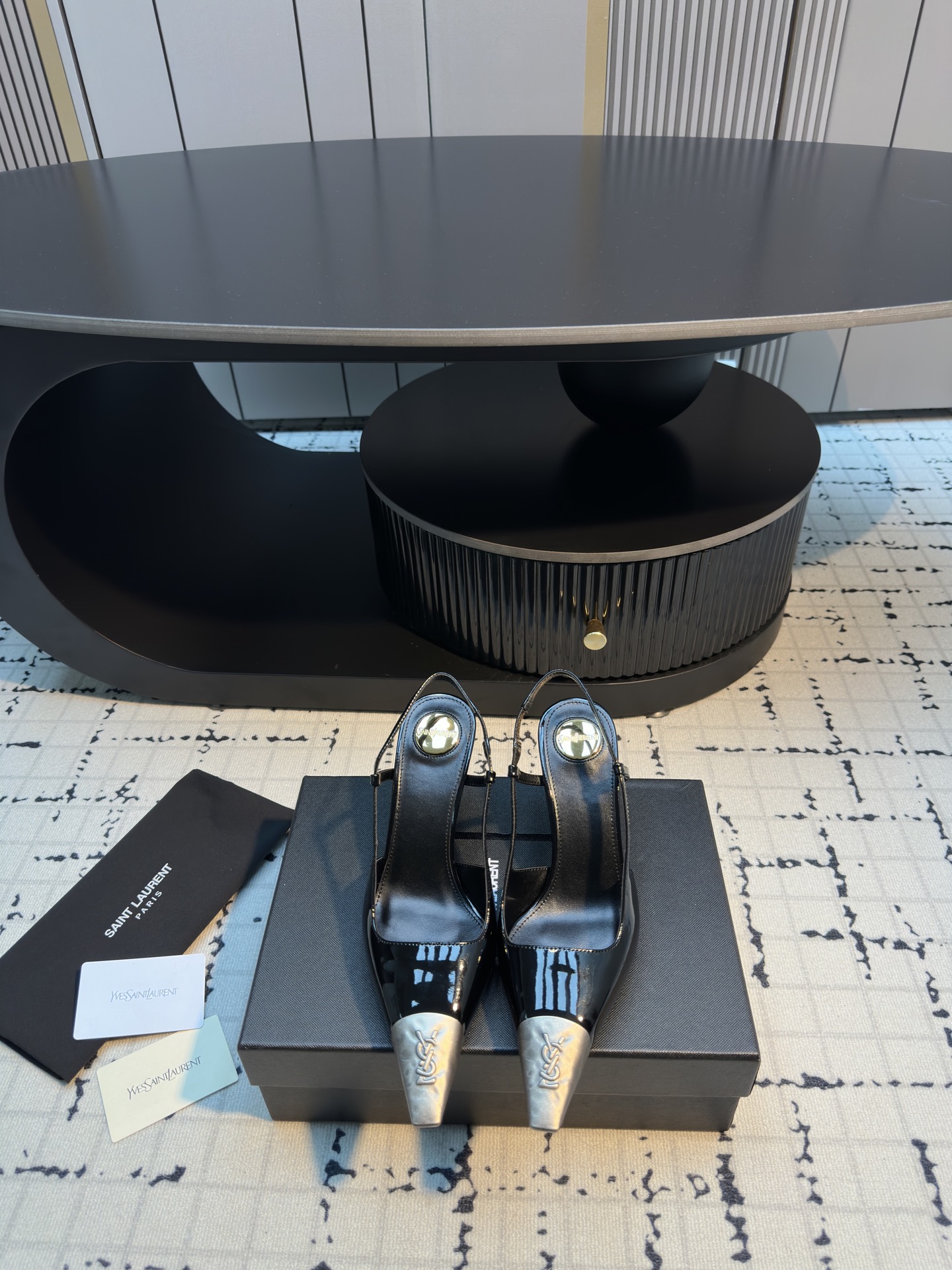 NO:614663,saint laurent 2025 spring and summer new ysl small gold toe high heels are very stable on the foot and have great heel, so you can wear them with confidence!  The heel is custom-made from a new mold. It is an exclusive heel. The height is the same as the original one to distinguish various incorrect versions!  High-end sexy, ysl still understands women best. Patent leather upper, sheepskin lining, Italian genuine leather outsole, size 35/40 (40 customized, non-refundable, non-exchangeable), high heels and sandals, saint laurent, saint laurent, sandals, high heels, sheepskin, Leather soles19860909saint laurent 2025春夏新款ysl 小金头高跟鞋 上脚特别稳,超跟脚,放心入！鞋跟是重新开模定制的,独家的鞋跟,高度与正品一致区别各种不对版！高级的性感,ysl 还是最懂女人 鞋面漆皮 内里羊皮 鞋底意大利真皮大底 码数35/40（40定做不退不换）,高跟鞋凉鞋,saint laurent,saint laurent,sandals,high heels,sheepskin,Leather soles,Women's Shoes