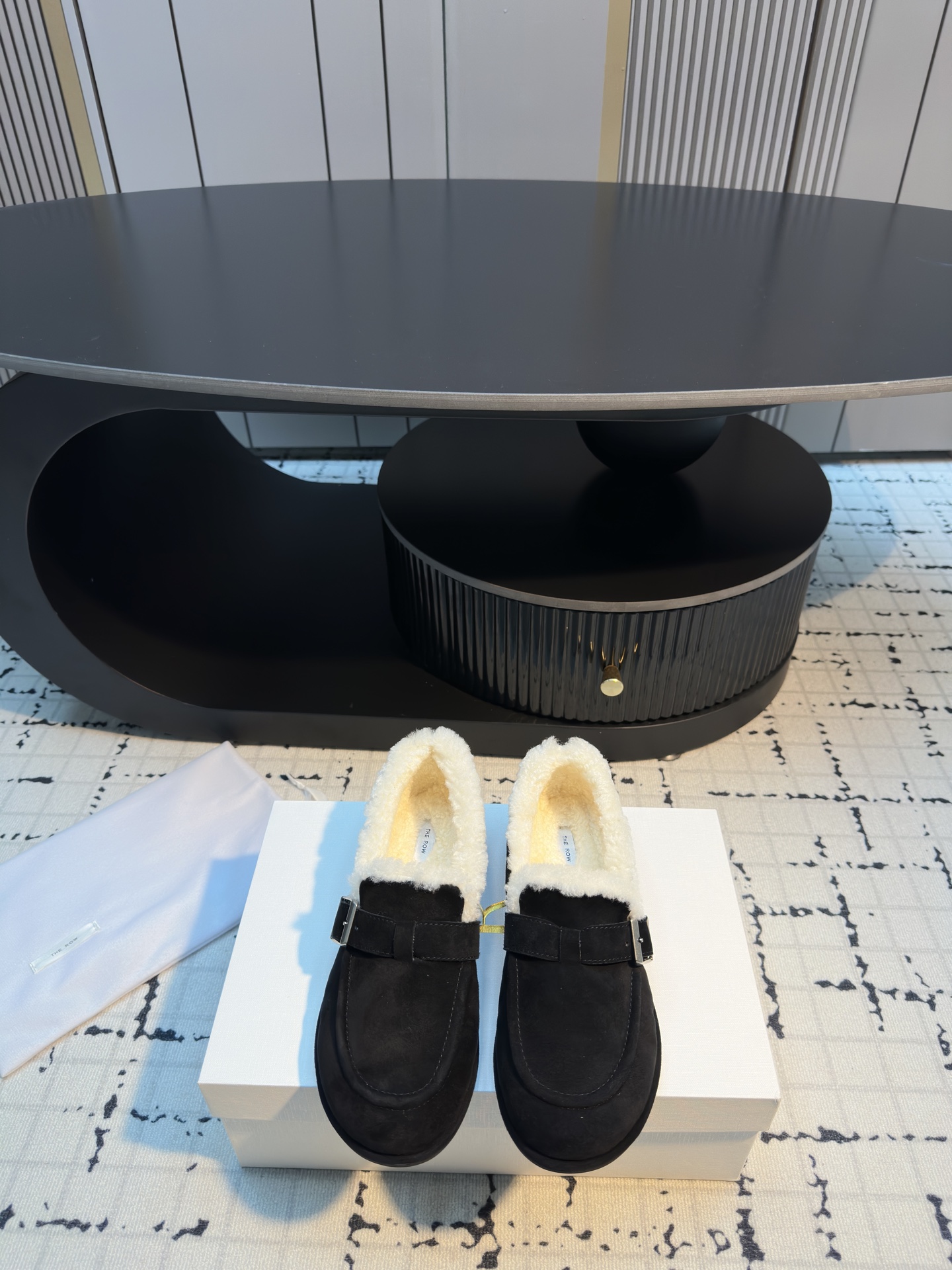 NO:614639,THE ROW suede plus velvet loafers are made of fine suede material, with soft plush edges on the shoe openings and velvet lining. They have a high-end texture and good warmth retention. They continue the brand's minimalist style, with simple and smooth shoe shape and retro and elegant round toe design. They are loafer styles. The slip-on design is easy to put on and take off, with a casual and sophisticated feel. Available in classic colors such as light brown, dark brown, and black, suitable for a variety of wearing styles, and easily create a high-end look.THE ROW is famous for its minimalist luxury. This shoe combines comfort and style. It is a practical and fashionable item in autumn and winter. The upper is made of fetal cow velvet and the lining is imported lamb wool. The original open-molded outsole is 35/40 (40 is custom-made and cannot be returned or exchanged), loafers, loafers.19860909THE ROW 绒面革加绒乐福鞋 采用细腻的绒面革材质,鞋口饰有柔软的毛绒边,内里加绒,质感高级且保暖性佳.延续品牌极简主义风格,鞋型简约流畅,圆头设计复古优雅,属于乐福鞋款式,一脚蹬设计方便穿脱,兼具休闲与精致感. 提供浅棕、深棕、黑色等经典色系,适配多种穿搭风格,轻松打造高级感造型.THE ROW以极简奢华著称,该鞋款将舒适与格调融合,是秋冬季节兼具实用性与时尚感的单品. 鞋面胎牛绒 内里进口羊羔毛 大底原版开模大底 码数35/40（40定做不退不换）,乐福鞋,loafers,Women's Shoes