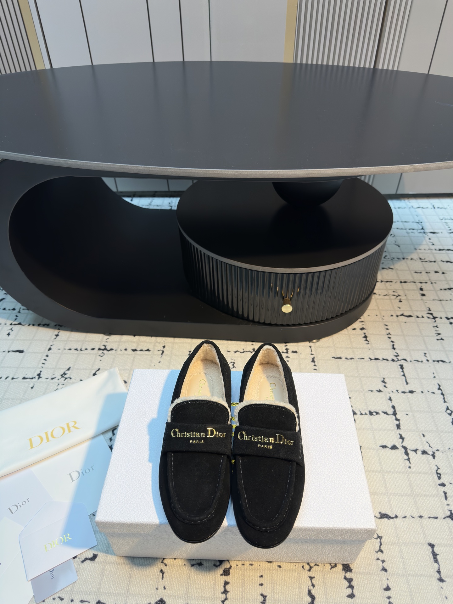 NO:614645,Dior | Dior 25 2025 autumn and winter new products, top version, counter flagship new DiorAlps Dior Boy letter buckle wool loafers, new hard goods, BS purchasing level!  Full of high-end feel!  A popular model among bloggers at home and abroad, it’s retro and fashionable, and your feet look stunning!  The official website's main recommendation★ Original custom-made calfskin/cow leather for the upper. Lining: imported wool lining. Original molded injection molded leather outsole. Shoe size 35/41 (40.41 custom-made, non-returnable and non-exchangeable), loafers, dior, dior, loro piana, loafers, cowhide, Leather soles.19860909Dior | 迪奥 25 2025秋冬新品 顶级版本 专柜主打新款 DiorAlps Dior Boy 字母扣羊毛乐福鞋 硬货上新 BS代购级别！高级感十足！国内外博主刷爆的一款,复古又时髦 上脚美炸了！官网主推款★ 鞋面原版定制小牛皮/牛猄 内里: 进口羊毛里 大底原版开模注塑真皮大底 鞋码35/41（40.41定做不退不换）,乐福鞋,dior,dior,loro piana,loafers,cowhide,Leather soles,Women's Shoes