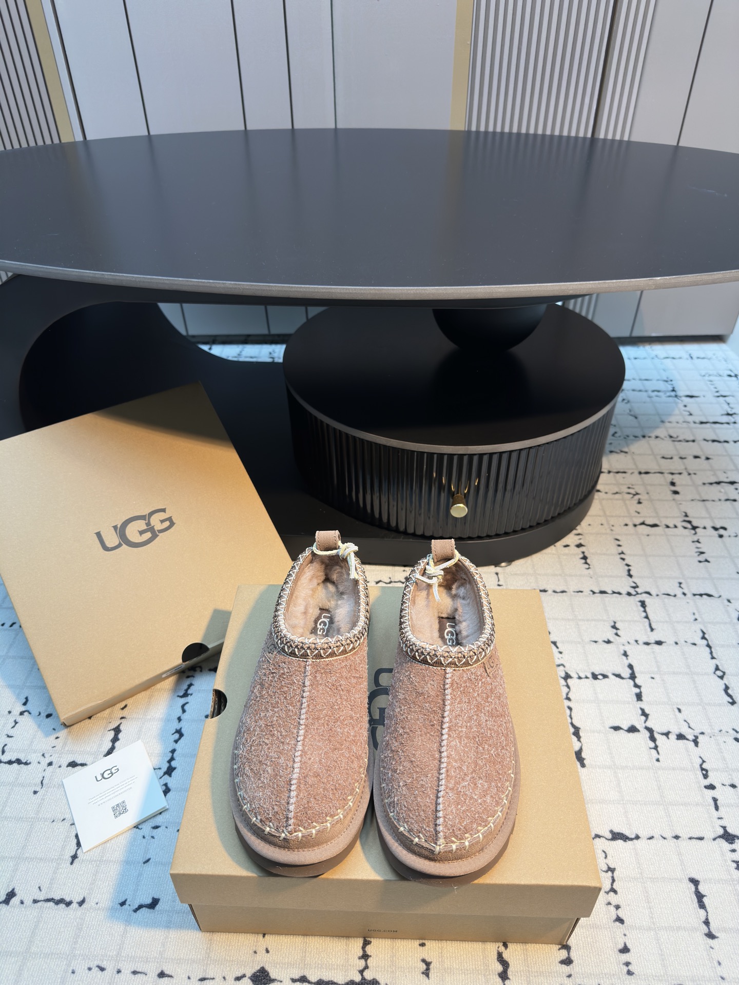 NO:625700,The spoiler of UGG thick-soled snow boots is here. I can’t help but spoil it. I see that the market is full of various versions, and the exclusive custom-made combination soles with matching color molding will be shipped soon... The authentic ugg thick-soled short nude boots are not made of fur, but the material is cow down laminated woven wool. As the name suggests, all UGGs in the basic market are made of fur, because it is easy to produce the set of shoes directly, and the cost is relatively low, and it is fast to make!  However, the disadvantage is that the shoes are very easy to deform. If worn every day, they will be seriously deformed within a week. The genuine UGG is made using the same method as making fashion shoes. The materials of cowhide and wool are used to make a complete package, and then the shoes are covered. It involves many processes, such as adding Hong Kong Bao to the toe, then setting cloth, and then going through the 'steamed bun machine' to shape the uppers. These subdivided processes, so the finished shoes are not easy to deform!  Our uggs are completely made according to the authentic material and process flow, you can compare them at will~ The size is 35/40 (custom-made 40 is non-returnable and non-exchangeable), semi-mooned fur shoes, boots19860909UGG 厚底雪地靴剧透来了 忍不住要剧透一下,看到市场各种版本满天飞,独家定制对色开模的组合底马上就要出货了……这款ugg厚底短款裸靴,正品并不是皮毛一体的,材料是牛绒贴合编织羊毛 顾名思义,基本市场所有ugg都是用皮毛一体来做,因为那样直接做套包鞋容易出产量,而且成本比较低,做起来又快！ 但是弊端是鞋子非常容易变形走样,如果天天穿没一周就严重变形 正品这款ugg是用做时装鞋 的做法去做,牛绒贴合羊毛的材料拿来全套包,再蒙鞋,牵扯到很多工序,要加鞋头港宝,然后定型布,再经过“馒头机”进行鞋面定型这些细分的工序,所以成品鞋不易变形！我们家的ugg完全按照正品材质工艺流程进行,可随意对比~ 码数35/40（40定做不退不换）,半拖毛毛鞋,boots,Women's Shoes