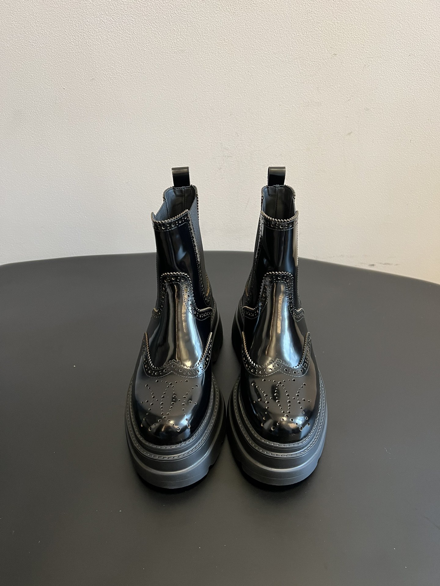 NO:625637,Alexander Wan* 25ss Brogue Carved Chelsea Boots combine traditional brogue carving with the elastic band boot of Chelsea boots, while adding thick-soled workwear style elements, which not only retains the retro elegance but also injects street coolness. Continuing Alexander Wang's consistent 'cool minimalist' style, personal details are added to the classic boot shape to highlight the brand's unique trend attitude.  The upper is made of glossy leather with high gloss, which enhances the visual sense of luxury and is easy to clean and take care of. The thick rubber outsole not only enhances the anti-slip properties, but also effectively increases height, elongates the leg lines and optimizes body proportions. Material: Open-marked beaded cowhide, lining sheepskin, original open-molded outsole, increased 5.5cm, code number 35/40 (40 customized, non-returnable, non-exchangeable), boots, boots, cowhide, sheepskin19860909Alexander Wan* 25ss 布洛克雕花切尔西靴 将传统布洛克雕花与切尔西靴的松紧带靴筒结合,同时加入厚底工装风元素,既保留复古优雅感,又注入街头酷感.延续Alexander Wang一贯的“酷飒极简”风格,在经典靴型基础上加入个性细节,彰显品牌独特的潮流态度. 鞋面采用亮面皮革,光泽度高,提升视觉高级感,同时易于清洁打理.厚实的橡胶大底不仅增强防滑性,还能有效增高,拉长腿部线条,优化身材比例. 材质开标珠牛皮 内里羊皮 大底原版开模大底 增高5.5cm 码数35/40（40定做不退不换）,靴子,boots,cowhide,sheepskin,Women's Shoes