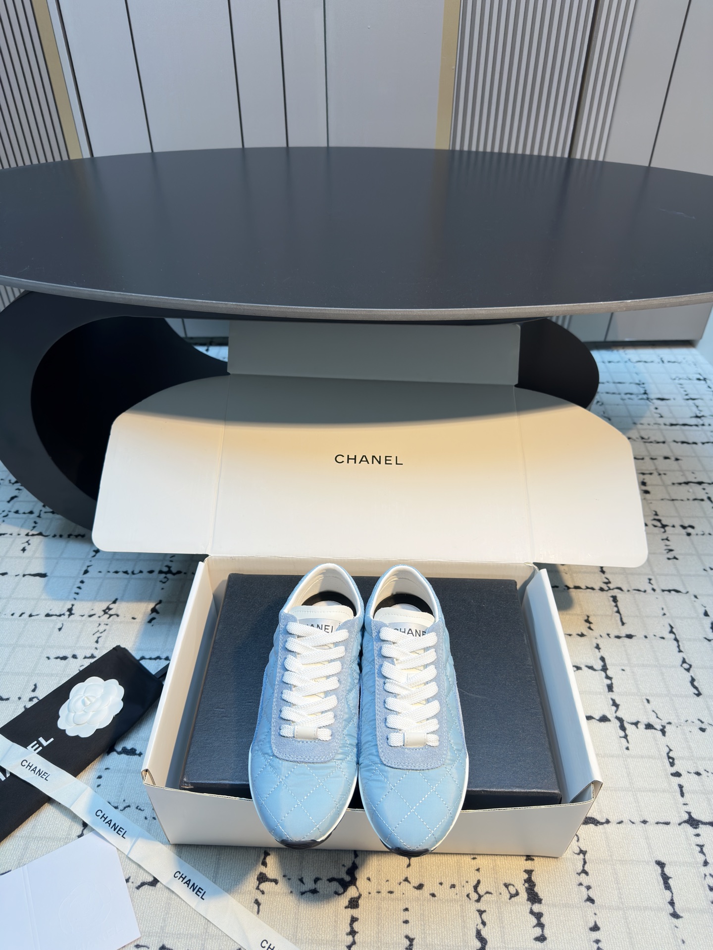 NO:625630,Chane* 25ss classic rhombus sports shoes and casual shoes. The body of the shoe adopts Chanel's classic rhombus quilting process, and is decorated with the brand logo and metal logo on the tongue. It is highly recognizable. The upper is made of fine leather and suede material, with a soft and crisp texture, taking into account both sophistication and durability.  It is a low-top casual shoe type. The shoe last fits the shape of the foot and is matched with a lightweight sole. It is light and comfortable for walking. It is suitable for daily commuting or leisure occasions. It comes in a variety of pastel colors such as cream, light blue, black, pink, white, etc. The style is fresh and gentle, suitable for a variety of wear. Material: cow suede/cowhide, sheepskin lining, outsole, original molded outsole, increased by 3cm  Size 35/40 (40 is custom-made and cannot be returned or exchanged), casual shoes/sports shoes, chanel, chanel, sneakers, cowhide, sheepskin19860909Chane* 25ss 经典款菱格运动鞋休闲鞋 鞋身采用香奈儿经典菱格绗缝工艺,搭配鞋舌处的品牌标识与金属Logo装饰,辨识度高.鞋面结合了细腻皮革与绒面材质,质感柔软且挺括,兼顾精致感与耐用性. 是低帮休闲鞋型,鞋楦贴合脚型,搭配轻质鞋底,走路轻盈舒适,日常通勤或休闲场合都适配.有奶黄、浅蓝、黑色、粉色、白色等多种柔和配色,风格偏清新温柔,适配多种穿搭. 材质牛反绒/牛皮 内里羊皮 大底原版开模大底 增高3cm 码数35/40（40定做不退不换）,休闲鞋/运动鞋,chanel,chanel,sneakers,cowhide,sheepskin,Women's Shoes