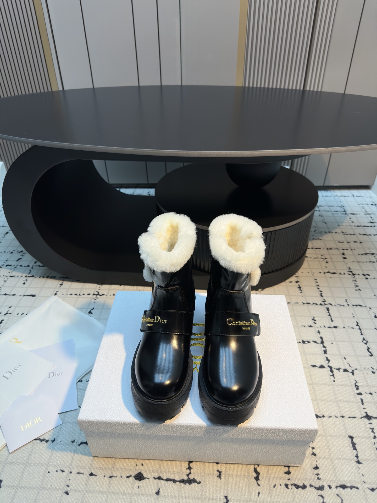 NO:625616,Dior | Dior 25 2025 autumn and winter new products, top version, the counter features the new DiorAlps D-Quest letter buckle wool and bare boots, new hard goods, BS purchasing level!  Full of high-end feel!  A popular model among bloggers at home and abroad, it’s retro and fashionable, and your feet look stunning!  The official website’s main recommendation★ Upper original imported cowhide/open edge beads/lychee grain cowhide Lining: imported wool lining Original molded custom anti-slip outsole Heel height: 4.5cm Shoe size: 35/41 (40.41 custom-made, non-returnable and non-exchangeable), snow boots, dior, dior, loro piana, boots, cowhide19860909Dior | 迪奥 25 2025秋冬新品 顶级版本 专柜主打新款DiorAlps D-Quest字母扣羊毛及裸靴 硬货上新 BS代购级别！高级感十足！国内外博主刷爆的一款,复古又时髦 上脚美炸了！官网主推款★ 鞋面原版进口牛皮/开边珠/荔枝纹牛皮 内里: 进口羊毛里 大底原版开模定制防滑大底 跟高: 4.5cm 鞋码: 35/41（40.41定做不退不换）,雪地靴,dior,dior,loro piana,boots,cowhide,Women's Shoes