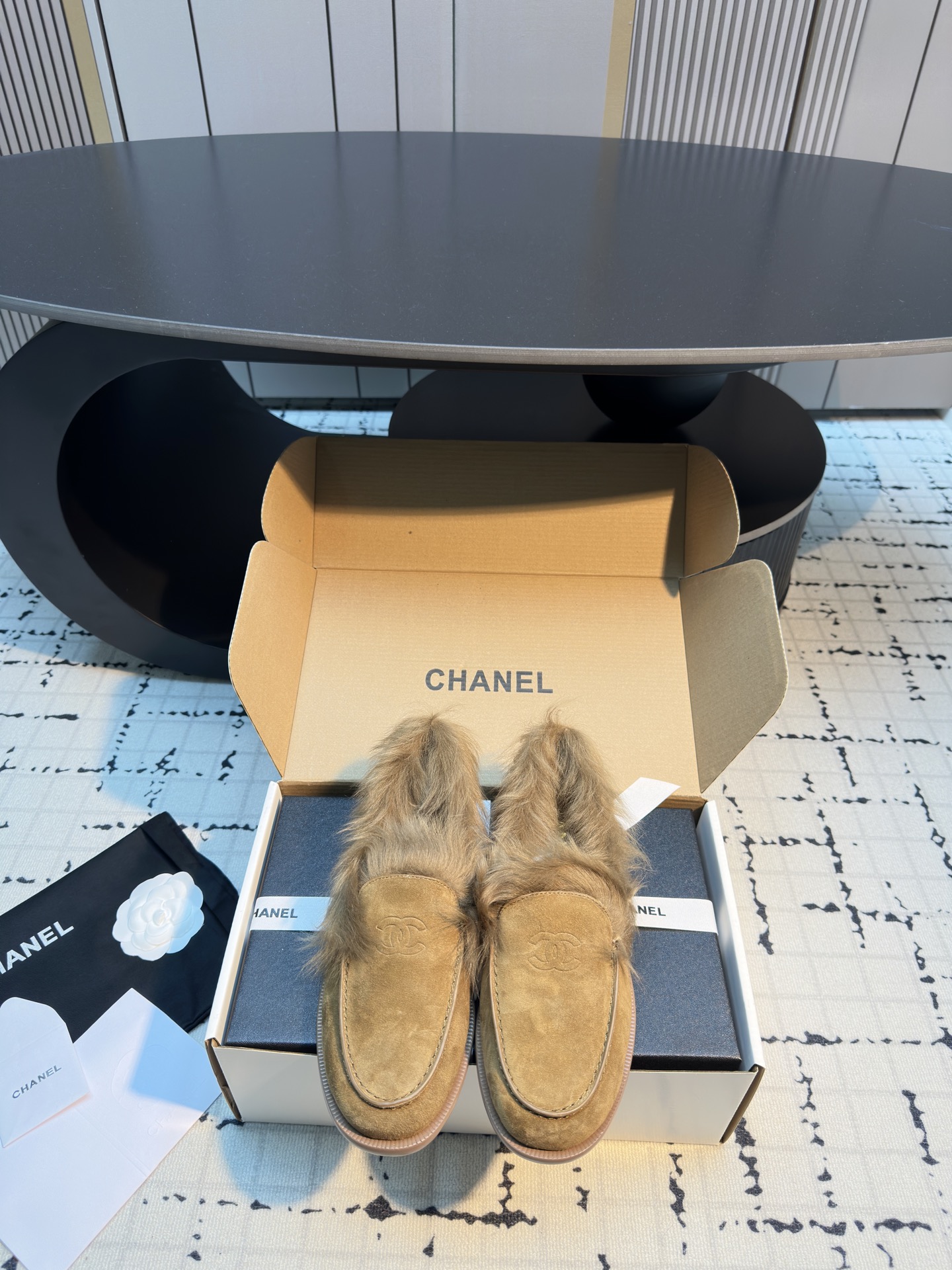 NO:668094,Chane*25ss new furry loafers for autumn and winter. Chanel's classic double C logo is printed on a prominent position on the shoe body to enhance brand recognition and luxury. The fluffy plush design is used at the mouth or upper of the shoe, which not only improves warmth in autumn and winter, but also adds a soft, retro visual layer. It combines smooth leather, suede and other upper materials to form a texture contrast with the plush, taking into account both sophistication and comfort. Continuing the simple shoe style of loafers, the round and smooth silhouette is suitable for a variety of wearing styles, from casual to light and sophisticated styles. It covers black, beige brown, black and white contrasting colors, etc., to meet the matching needs of different scenes, with both fashion and practicality. The upper is imported sheepskin, the lining is imported Tuscan wool, the outsole is Italian leather, and the height is increased by 2.5cm. Size 35/40 (40 is custom-made and cannot be returned or exchanged), loafers, chanel, chanel, loafers, sheepskin, chamois leather, Leather soles19860909Chane*25ss 秋冬新款毛毛乐福鞋单鞋 鞋身显著位置印有香奈儿经典双C Logo,强化品牌辨识度与奢华感.鞋口或鞋帮处采用蓬松毛绒设计,既提升秋冬保暖性,又增添柔糯、复古的视觉层次.结合光滑皮革、麂皮等鞋面材质,与毛绒形成质感对比,兼顾精致感与舒适度. 延续乐福鞋的简约鞋型,圆润流畅的轮廓适配多种穿搭风格,从休闲到轻熟风都能轻松驾驭.涵盖黑色、米棕、黑白撞色等配色,满足不同场景的搭配需求,兼具时尚感与实用性. 鞋面进口羊皮 内里进口托斯卡纳毛 大底意大利真皮大底 增高2.5cm 码数35/40（40定做不退不换）,乐福鞋毛毛鞋,chanel,chanel,loafers,sheepskin,chamois leather,Leather soles,Women's Shoes