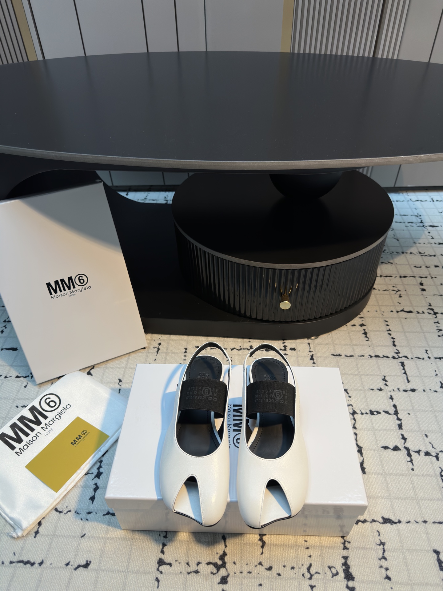 NO:668093,Maison Margiela* new spring and summer ballet Mary Jane flat split-toe sandals are inspired by traditional Japanese foot bags, which separate the big toe from the other toes. They are highly visually recognizable and are the brand's pioneering deconstructed style. The split-toe structure allows the toes to stretch more and reduce the sense of restraint. It is paired with soft leather material and is not easy to get tired when worn for a long time; it can also enhance the contact between the foot and the ground, making walking more stable.  It can be worn with casual wear or formal/elegant looks, and is suitable for various dressing scenes. Made of high-quality leather, the shoe body is simple, Mary Jane style + back strap, with brand logo on the shoelaces, which has both texture and design. Sheepskin upper, sheepskin lining, genuine leather outsole, increased by 1cm, size 35/40 (40 customized, non-returnable, non-exchangeable), sandals, sandals, mary jane, sheepskin, Leather soles19860909Maison Margiela* 春夏新品芭蕾舞玛丽珍平底分趾凉鞋  灵感源于日本传统足袋,把大脚趾与其他脚趾分开,视觉辨识度极高,是品牌先锋解构风格.分趾结构让脚趾更舒展,减少束缚感,搭配柔软皮革材质,长时间穿也不易累；同时能增强脚部与地面的接触,行走更稳. 既可以配休闲装,也能搭正式/优雅造型,适配多种穿搭场景.用优质皮革,鞋身简约,玛丽珍款式+后绊带,鞋带上带有品牌标识,兼具质感与设计感. 鞋面羊皮 内里羊皮 大底真皮大底 增高1cm 码数35/40（40定做不退不换）,凉鞋,sandals,mary jane,sheepskin,Leather soles,Women's Shoes