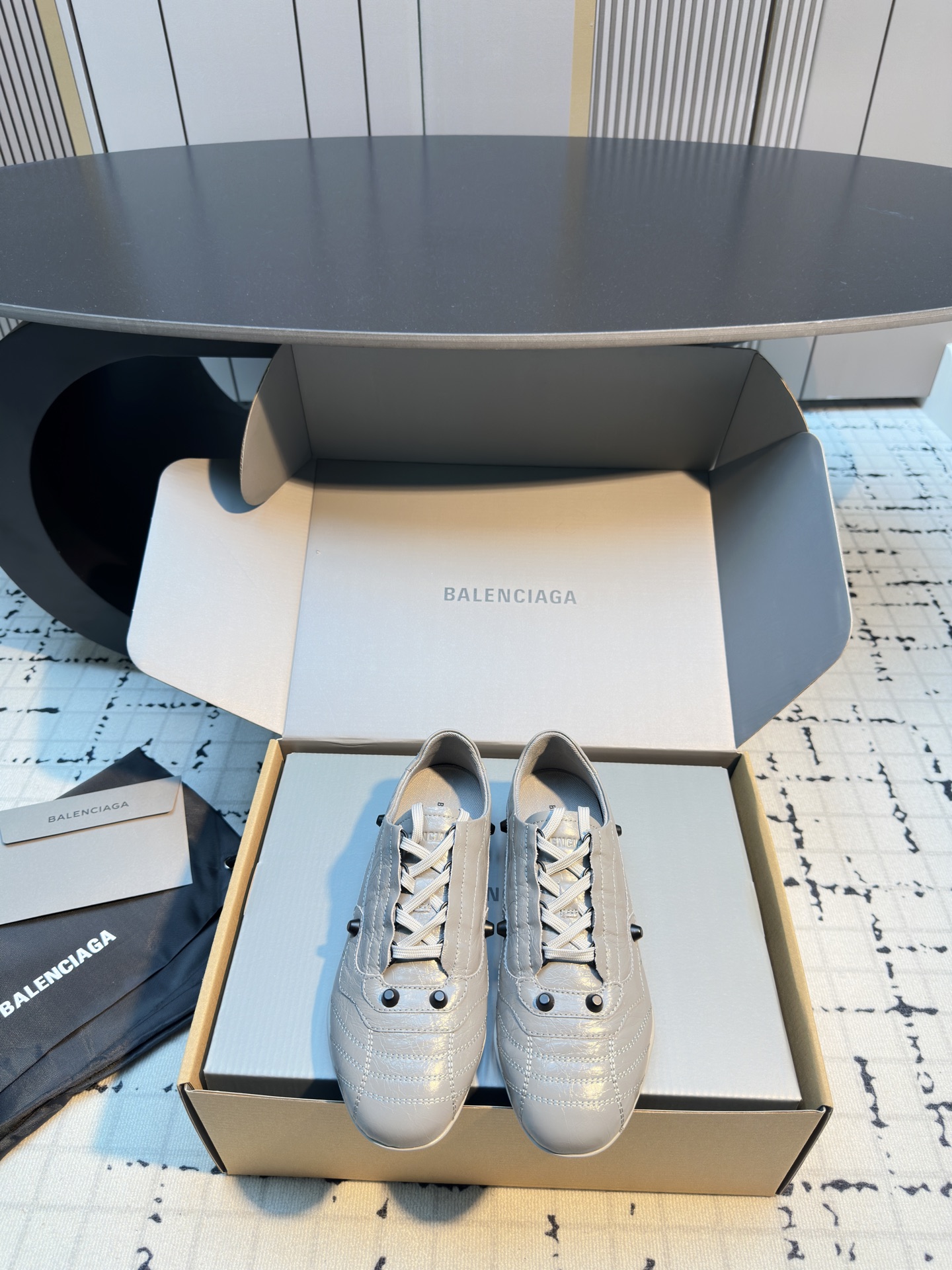 NO:668090,Balenciag* 25ss sports style retro moral training shoes are based on retro football shoes, integrating Balenciaga's iconic 'fashion sports style'. The pointed toe + low-top silhouette has a retro accent, and at the same time weakens the sporty feel through bright colors/special materials, making it more like a fashion item with matching styles. The upper is made of embossed leather, with a delicate luster and high-end texture; some colors are coated with metallic coating to increase eye-catching.  The shoe body is decorated with rivets and stitching texture, which not only retains the classic elements of football shoes, but also enhances the sense of luxury through exquisite craftsmanship; the laces are the same color as the shoe body, and the overall style is unified. There are rich color options, which can be worn with casual pants/jeans for street style, or with skirts to create a 'sweet and cool contrast'. It is a very popular type of 'fashion sneakers' in recent years. Cowhide upper, mesh lining, rubber outsole, increased by 2.5cm  Size 35/40 (40 is custom-made, non-refundable and non-exchangeable), casual shoes/sports shoes, balenciaga, balenciaga, sneakers, skirts, jeans, cowhide19860909Balenciag* 25ss 运动风复古德训鞋 以复古足球鞋为原型,融合巴黎世家标志性的“时装运动风”,尖头+低帮轮廓自带复古腔调,同时通过亮色/特殊材质弱化运动感,更像搭配造型的时尚单品.鞋面采用压纹皮革,自带细腻光泽和高级质感；部分颜色用了金属感涂层,增加吸睛度. 鞋身有铆钉装饰+车线纹理,既保留了足球鞋的经典元素,又通过精致工艺提升了奢华感；鞋带与鞋身同色,整体风格统一.色彩选择丰富,既可以搭休闲裤/牛仔裤走街头风,也能配裙装打造“甜酷反差感”,是近年很火的“时装球鞋”类型. 鞋面牛皮 内里网布 大底橡胶大底 增高2.5cm 码数35/40（40定做不退不换）,休闲鞋/运动鞋,balenciaga,balenciaga,sneakers,skirts,jeans,cowhide,Women's Shoes