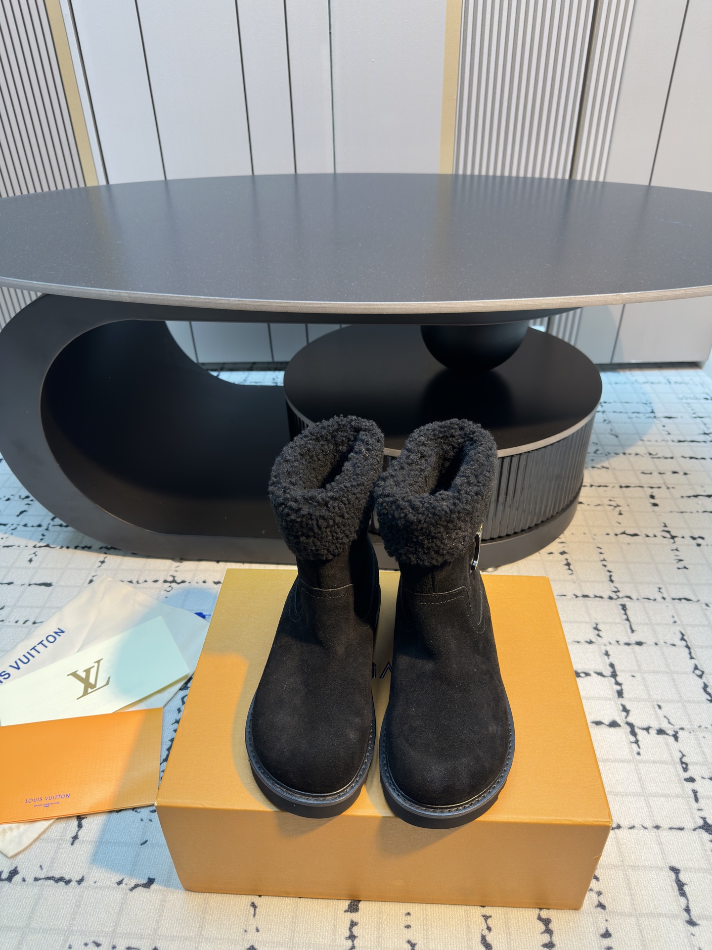 NO:668082,lv fw25 new arrival-～ lv 25 autumn and winter fur integrated boots. The upper is made of frosted cowhide, with fine texture and super good texture!  The boots are embossed with presbyopia, which is very nice, and the lining is made of one piece of fur!  Don’t be picky about foot type, warm for winter, size 35/42 (40.41.42 custom made, non-returnable, non-exchangeable), snow boots, louis vuitton, boots, cowhide19860909lv fw25 new arrival-～ lv 25秋冬皮毛一体靴子 鞋面是磨砂牛皮,质地细腻,质感超好！ 靴筒压印老花、很是好看 内里皮毛一体材质！ 不挑脚型,温暖过冬 码数35/42（40.41.42定做不退不换）,雪地靴,louis vuitton,boots,cowhide,Women's Shoes