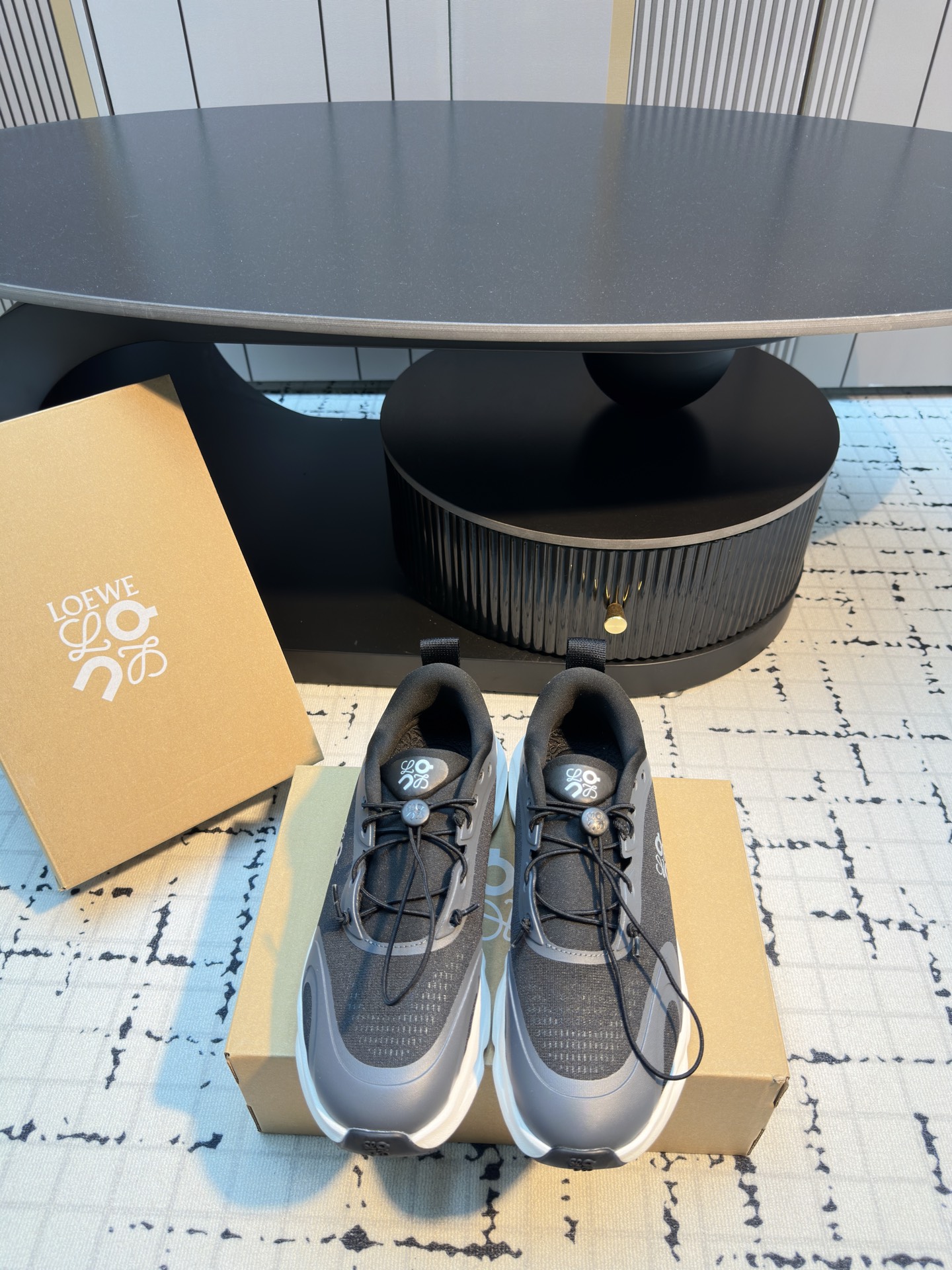 NO:668078,Loewe x On Cloudsolo Luo Yiwei joint lightweight sports and casual shoes couples men's and women's running shoes!  Many celebrities have the same style. A popular joint style in the fashion industry has exploded in the fashion circle. It is the same style as Yang Mi. It feels very comfortable on the feet. The soles are soft and have good wrapping properties. The upper feet show longer legs. It is very convenient to not tie shoelaces. It is versatile whether it is leisure or sports. But it is really the best-looking and most textured color!  Original development, close to the counter. Lightweight and comfortable. I don’t want to take it off when I put it on. It’s so fun. Size 36/45, casual shoes/sports shoes, loewe, loewe, sneakers19860909Loewe x On 昂跑Cloudsolo 罗意威 联名轻量运动休闲鞋情侣男女款跑鞋！众多明星同款 时尚界的一款联名爆款爆动时尚圈杨幂同款,脚感很舒服,鞋底柔软且包裹性好,上脚显腿长,不用系鞋带很方便,不管休闲还是运动都很百搭.但真的是最好看最显质感的颜色！ 原版开发 专柜零距离 轻巧舒适性强 穿上不舍得脱 就是这样嗨 码数36/45,休闲鞋/运动鞋,loewe,loewe,sneakers,Women's Shoes