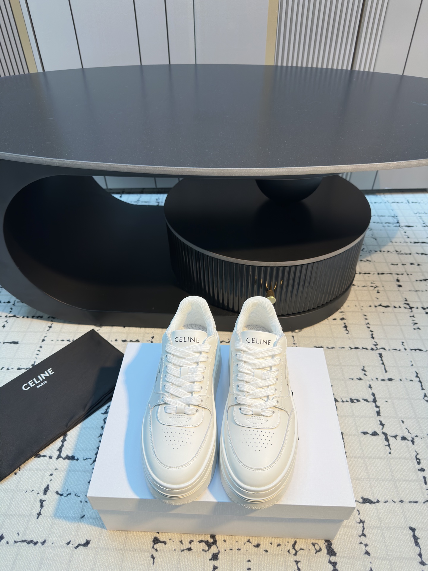 NO:668075,CELINE 2025 spring and summer new logo lace-up thick-soled casual shoes, height-increasing white shoes. Simple and comfortable, clean and neat, heightening and showing thin legs. Whether worn alone or paired with wide-leg pants, high street and retro, let’s make CELINE girls together. The upper is imported first-layer cowhide, the lining is original, and the outsole is original 1:1 molded outsole.  Size 35/40 (40 is custom-made and cannot be returned or exchanged), casual shoes/sports shoes, celine, celine, sneakers, cowhide19860909CELINE赛琳 2025春夏新款徽标系带厚底休闲鞋增高小白鞋 简单舒服,干净利落,增高显腿细,无论是单穿还是搭配阔腿裤,高街又复古一起来做CELINE女孩 鞋面进口头层牛皮 内里原版内里 大底原版1:1开模大底 码数35/40（40订做不退不换）,休闲鞋/运动鞋,celine,celine,sneakers,cowhide,Women's Shoes