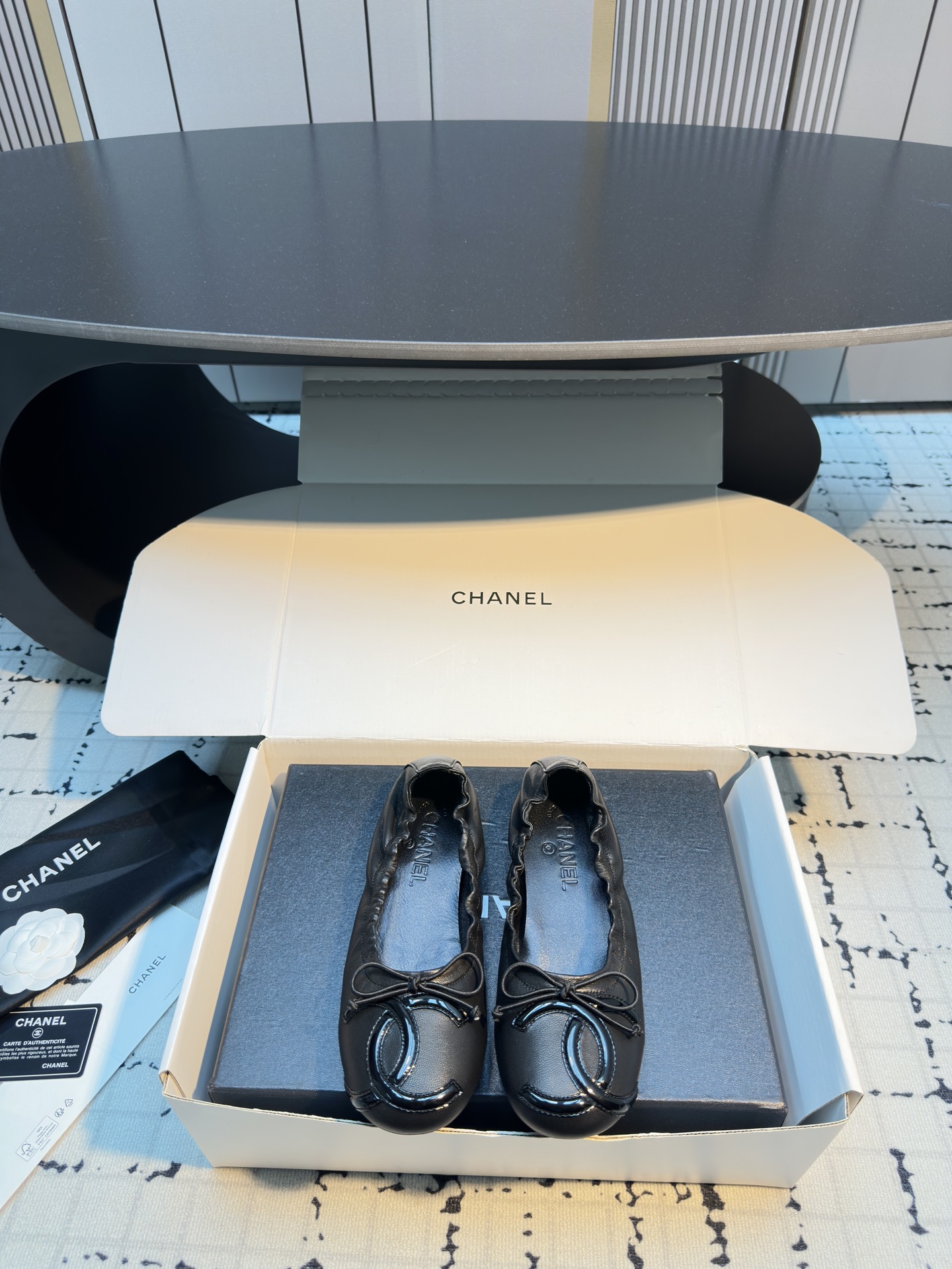 NO:652665,Chane* 25ss Kangpeng Second-hand Flat Ballet Shoes Fragrant Grandma Ballet Shoes/Elegant and Timeless Shopping Sharing is here!  Classic ballet shoes. Classic black and white color, iconic double C 1og. Eye-catching and chic. It is very comfortable to put on your feet. Whether it is paired with a skirt or trousers, you can easily achieve a sense of elegance. Sure enough, Grandma Xiang can always accurately hit my fashion heart~ Sheepskin upper and sheepskin lining Code number 35/40 (40 is custom-made and cannot be returned or exchanged), single shoes, chanel, skirts, sheepskin19860909Chane* 25ss康鹏中古平底芭蕾舞鞋 香奶奶芭蕾舞鞋/优雅永不过时 购物分享来啦！经典芭蕾舞鞋. 经典黑白配色,标志性双C 1og. 吸睛又别致.穿上脚舒适度满分,无论是搭配裙装还是裤装,都能轻松拿捏优雅感.果然,香奶奶总能精准戳中我的时尚心巴~ 鞋面羊皮 内里羊皮 码数35/40（40定做不退不换）,单鞋,chanel,skirts,sheepskin,Women's Shoes