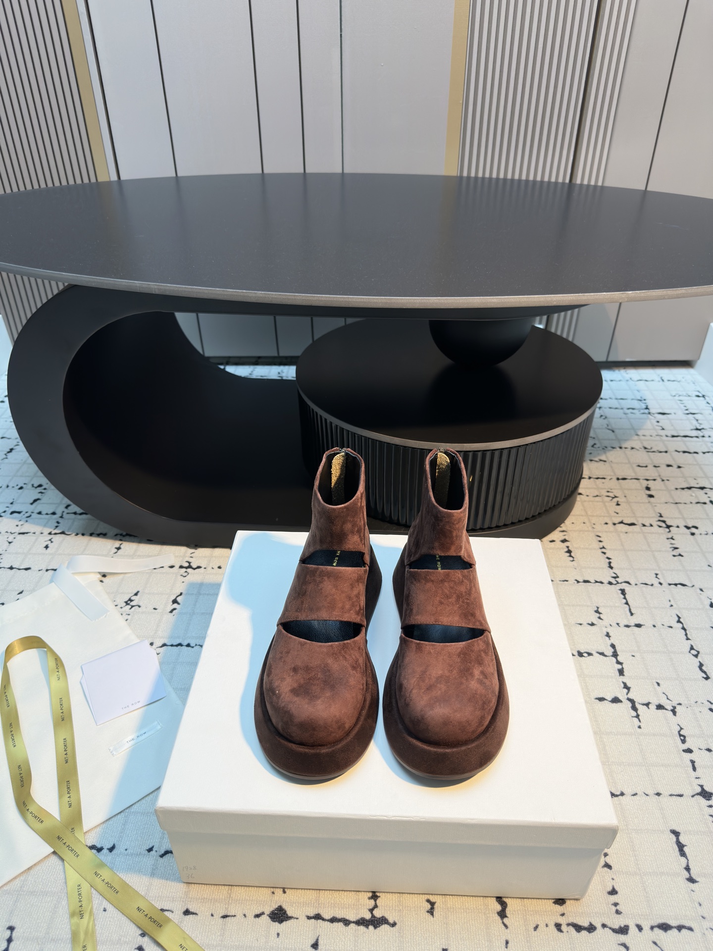 NO:668071,The Row high-quality leather-soled sandals for all seasons, 2026 new spring treasure sandals!  The bold design with large-area hollows is cute and breathable, suitable for all seasons. The combination of suede + sheepskin is full of high-end feel ~ The design of the leather bag bottom is retro and high-end, with a back zipper + thick platform bottom, and the whole sheepskin inside is skin-friendly and does not rub the feet. It has a sweet and cool mix style, and looks good in all seasons!  Color: black, coffee, off-white. Upper imported sheepskin, mixed sheepskin. Lining mixed sheepskin. Leather outsole. Rubber non-slip sole. Size 35/41 (40.41 customized, non-returnable and non-exchangeable). Boots, boots, sheepskin, sheep, chamois leather19860909The Row 高品质皮包底四季凉靴 2026新品春宝藏凉靴！ 大面积镂空的大胆设计,可爱又透气,四季都适合,麂皮+羊皮的组合高级感拉满～ 皮包底的设计复古高级,后拉链+厚底松糕底,内里全羊皮亲肤不磨脚,甜酷混搭风,四季穿都好看！ 颜色黑色、咖啡、米白 鞋面进口羊京、混种羊皮 内里混种羊皮 大底皮包底橡胶防滑底 码数35/41（40.41定做不退不换）,靴子,boots,sheepskin,sheep,chamois leather,Women's Shoes