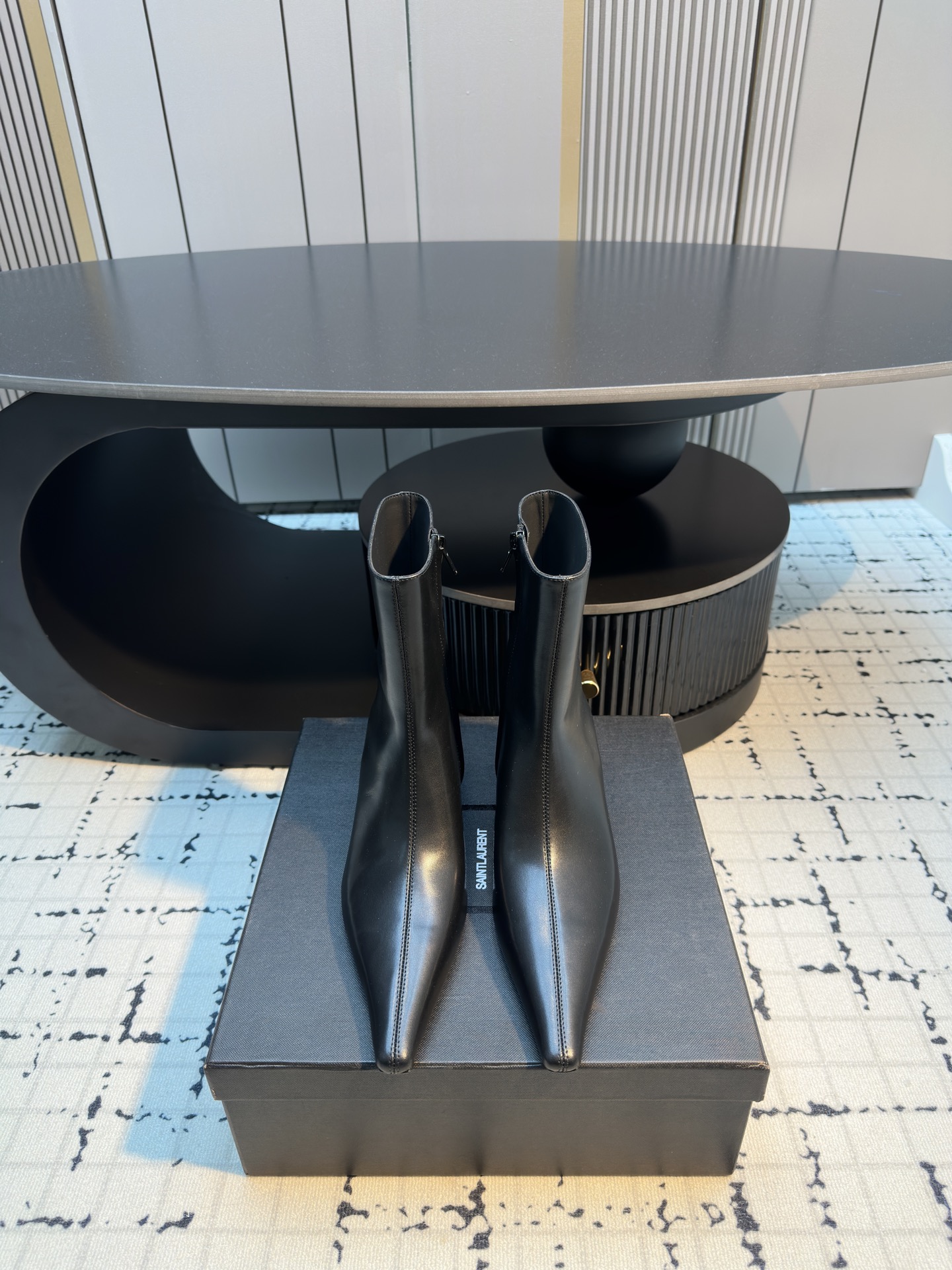 NO:668096,YSL's new thick-heeled short boots. The metal logo on the inside of the heel is low-key and exquisite. Cool and handsome Chelsea ankle boots. Easily create a bold and handsome style. Elongate the leg lines. Calfskin upper, sheepskin lining. Italian genuine leather outsole. Size 35/40 (custom-made for 40, non-refundable and non-exchangeable), boots, saint laurent, boots, cowhide, sheepskin, Leather soles19860909YSL新款粗跟短靴 鞋跟内侧金属logo低调又精致 酷帅的切尔西踝靴 轻松打造张扬帅气风格 拉长腿部线条 鞋面小牛皮 内里羊皮 大底意大利真皮大底 尺码35/40（40定做不退不换）,靴子,saint laurent,boots,cowhide,sheepskin,Leather soles,Women's Shoes