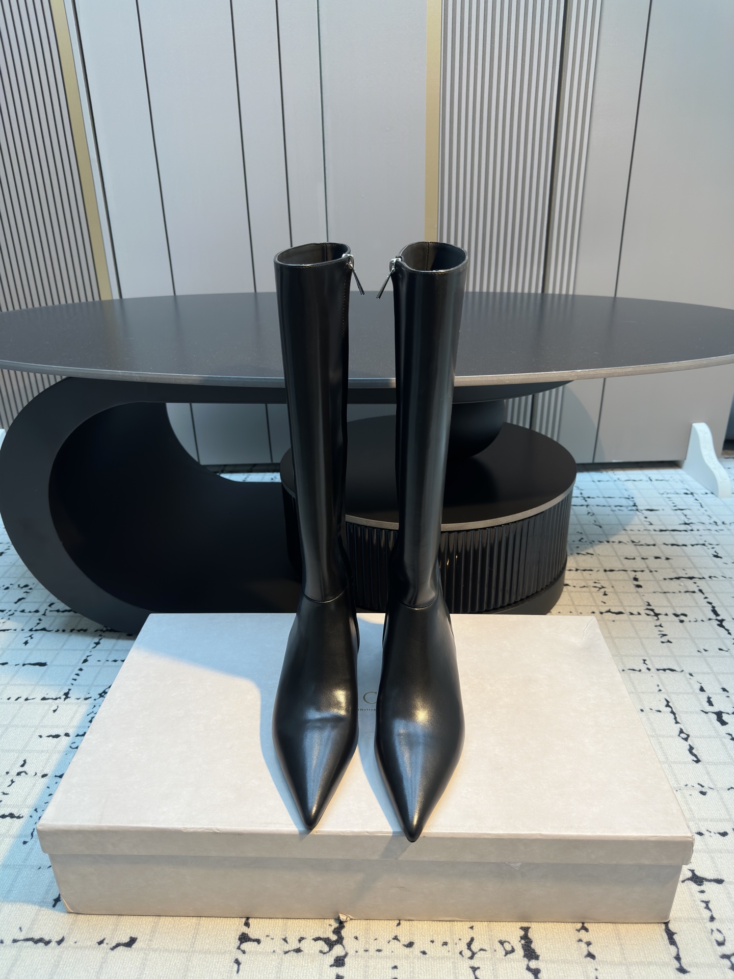 NO:668099,Jimmy Cho*'s new pointed-toe small-heeled boots are super aura and can be worn with any outfit. The classic metal logo decoration is simple and elegant. Versatile boutique. Upper calfskin/sheep leather. Lining sheepskin. Outsole Italian leather outsole. Heel height 3.5cm. Size 35/40 (40 custom made, non-returnable and non-exchangeable). Boots, jimmy choo, boots, cowhide, sheepskin, sheep, Leather soles19860909Jimmy Cho*新款尖头小跟靴 上脚超有气场 任何穿搭都能hold住 经典金属logo装饰简约大气 百搭精品 鞋面小牛皮/羊京 内里羊皮 大底意大利真皮大底 跟高3.5cm 尺码35/40（40定做不退不换）,靴子,jimmy choo,boots,cowhide,sheepskin,sheep,Leather soles,Women's Shoes