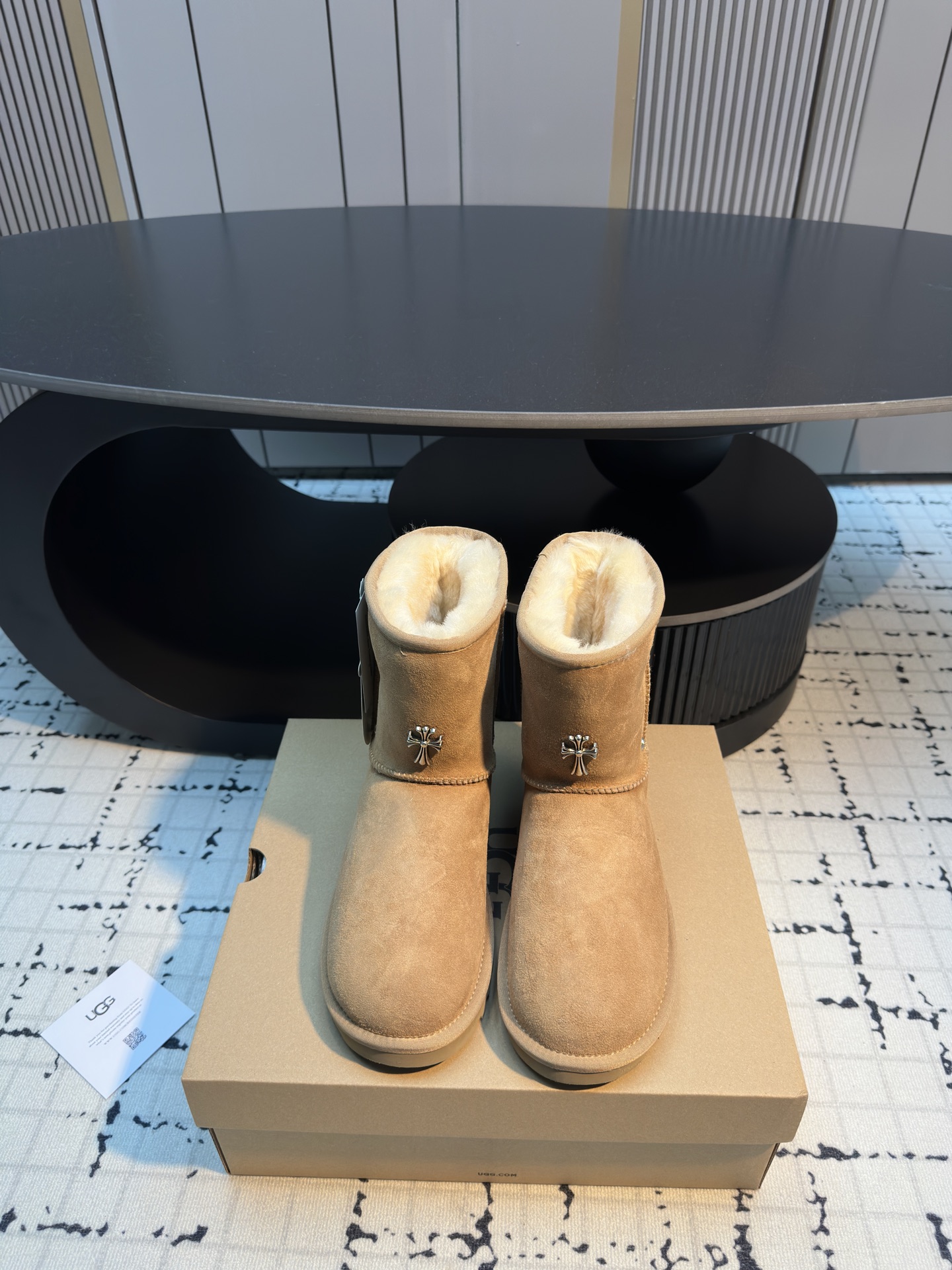 NO:668092,Comehearts Crow Hearts19860909Comehearts克罗心 x UGG 联名~限量版系列 限量款系列,一款不会撞衫的、简约的联名撞色设计轻便的大底、鞋面采用定制防水牛猄、内里定制纯羊毛,秋冬季必备款、无论什么都能驾驭、上脚非常舒适好看…… 码数35/44,雪地靴,chrome hearts,boots,Women's Shoes