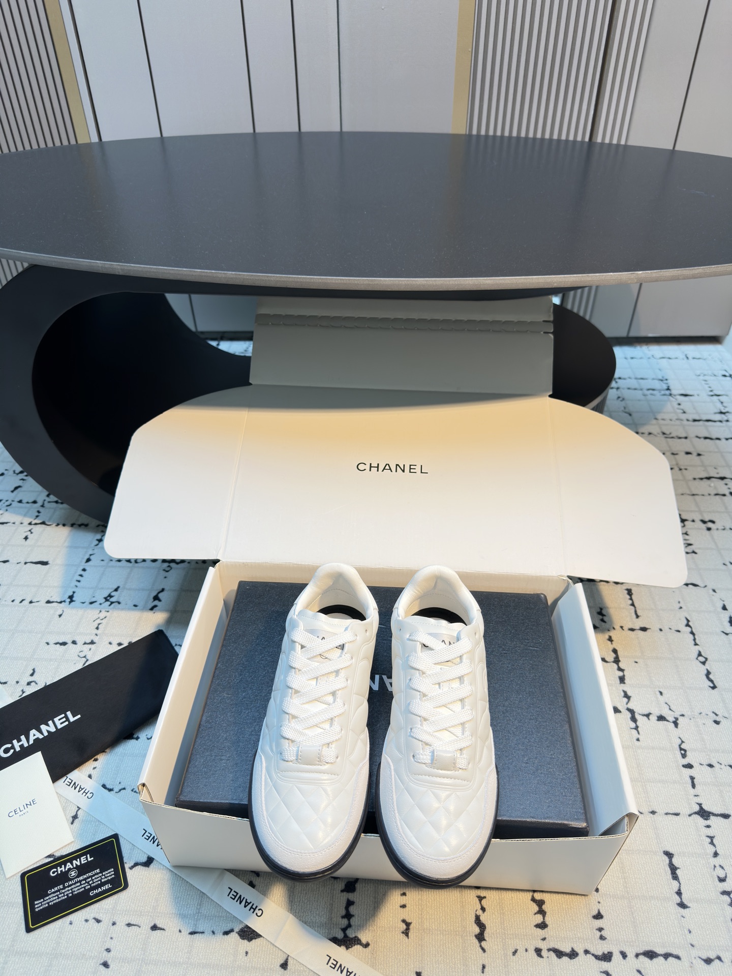 NO:668089,The most popular baseball shoe, CHANEL Xiaoxiang, will be praised by everyone who wears it! Chanel 25ss baseball shoes of the same style as Yang Mi can always be trusted by Sister Mi. CHANEL25s spring and summer diamond pattern sneakers are so fragrant on the feet. Whoever wears Xiaoxiang's shoes will be praised! As always, the lambskin diamond pattern is light and comfortable, full of retro feel and versatile in black and white.  Size 35/41 (40.41 is custom-made and cannot be returned or exchanged), casual shoes/sports shoes, chanel, sneakers, sheepskin19860909最有流量的棒球鞋CHANEL小香这双鞋谁穿谁夸! 杨幂同款Chanel 25ss棒球鞋 永远可以相信幂姐的眼光 CHANEL25s春夏菱格纹运动鞋上脚太香 小香这双鞋谁穿谁夸! 一如既往的小羊皮菱格纹,轻盈舒适,满是复古感又是百搭的黑白两色. 码数35/41（40.41定做不退不换）,休闲鞋/运动鞋,chanel,sneakers,sheepskin,Women's Shoes