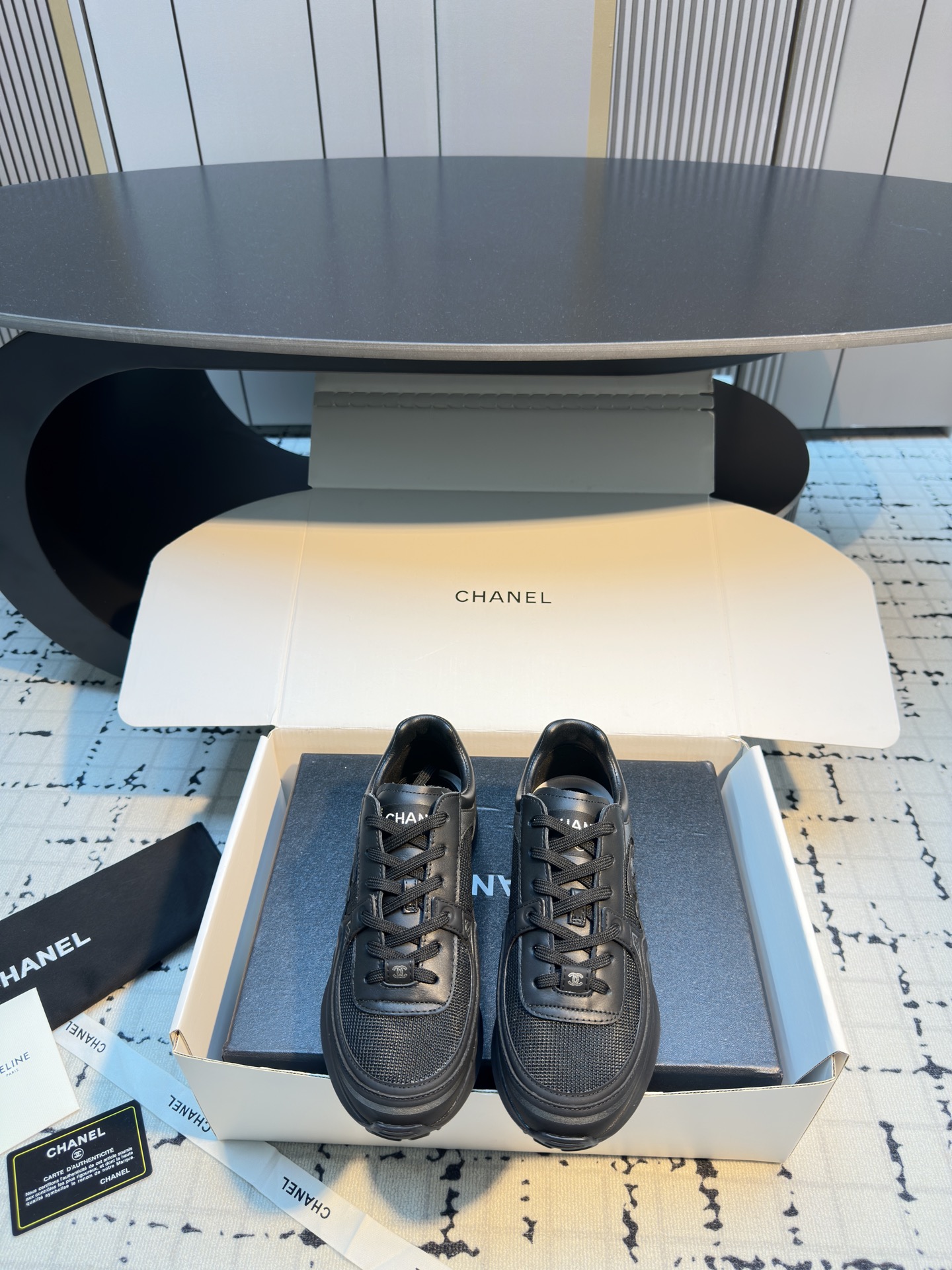 NO:668087,Chanel’s sneakers are so popular! The color scheme is cool yet elegant. They can be worn with anything in daily life. The design of the shoes also flatters the shape of the feet~ I’m going to love this pair of Chanel shoes with my eyes closed! This pair of shoes really blew up the “Silver Horn King” in both appearance and wearability! Next, these will be your favorite sneakers in autumn and winter, the most breathable and breathable sneakers!  Perfect foot feel!  Classic, easy to match and full of youthful flavor, simple matching is very nice!  The color matching elements are fashionable and casual!  The super three-dimensional double C logo craftsmanship on the side enhances the sense of high-end details!  Upper cowhide and fabric splicing, inner breathable mesh, original TPU molded outsole, size 35/41 (40.41 customized, non-returnable, non-exchangeable), casual shoes/sports shoes, chanel, alexander wang, sneakers, cowhide19860909chanel这双运动鞋太火啦!配色冷酷又不失优雅,日常百搭款式穿什么都不挑,鞋的设计也修饰脚型~闭眼入的一双Chanel! 这双鞋真的吹爆“银角大王”无论颜值还是好穿度都完胜! 接下来这将是你秋冬最爱的宠幸款最透气的小香运动鞋！脚感满分！经典好搭又充满青春气息,搭配简单的都很Nice！拼色元素时尚休闲感满满！侧面超级立体双C标工艺、提升细节高级感！ 鞋面牛皮加布面拼接 内里透气网布 原版TPU开模大底 码数35/41（40.41定做不退不换）,休闲鞋/运动鞋,chanel,alexander wang,sneakers,cowhide,Women's Shoes