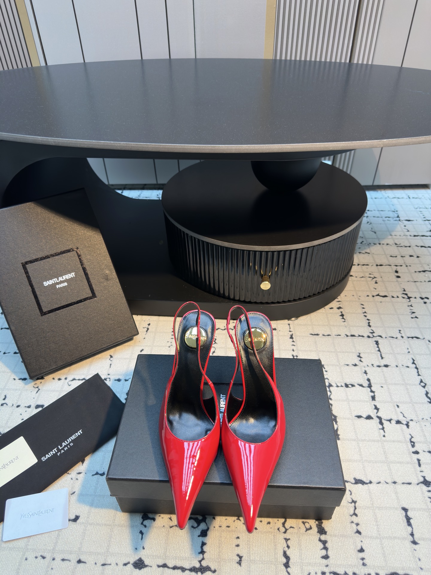 NO:668084,Saint Lauren* Saint Laurent catwalk style super pointed toe high-heeled shoes. Catwalk style expresses the beauty of torture incisively and vividly. My sister's beautiful high-heeled shoes are also Saint Laurent in the world. Rose's high-heeled shoes of the same style are very good at modifying the foot shape. The luxurious metal chain. In recent years, SLP has become more and more aware of women in high-heeled shoes. The design impression is ysl's beautiful high-heeled shoes. Patent leather upper and genuine leather sole.  Size 35/40 (40 is custom-made, non-returnable and non-exchangeable), high heels and sandals, loro piana, saint laurent, saint laurent, saint laurent, sandals, high heels, Leather soles19860909Saint Lauren* 圣罗兰走秀款超尖头高跟单鞋 走秀款 把美丽刑锯表现的淋漓尽致 姐姐的美丽尤物高跟鞋 又是人间圣罗兰 Rose同款的高跟鞋化很好修饰脚型,奢华金属链 这几年SLP是在高跟鞋越来越懂女人了朝摒奔了设计印象ysl绝美高跟鞋 鞋面漆皮 鞋底真皮大底 尺码35/40（40定做不退不换）,高跟鞋凉鞋,loro piana,saint laurent,saint laurent,saint laurent,sandals,high heels,Leather soles,Women's Shoes