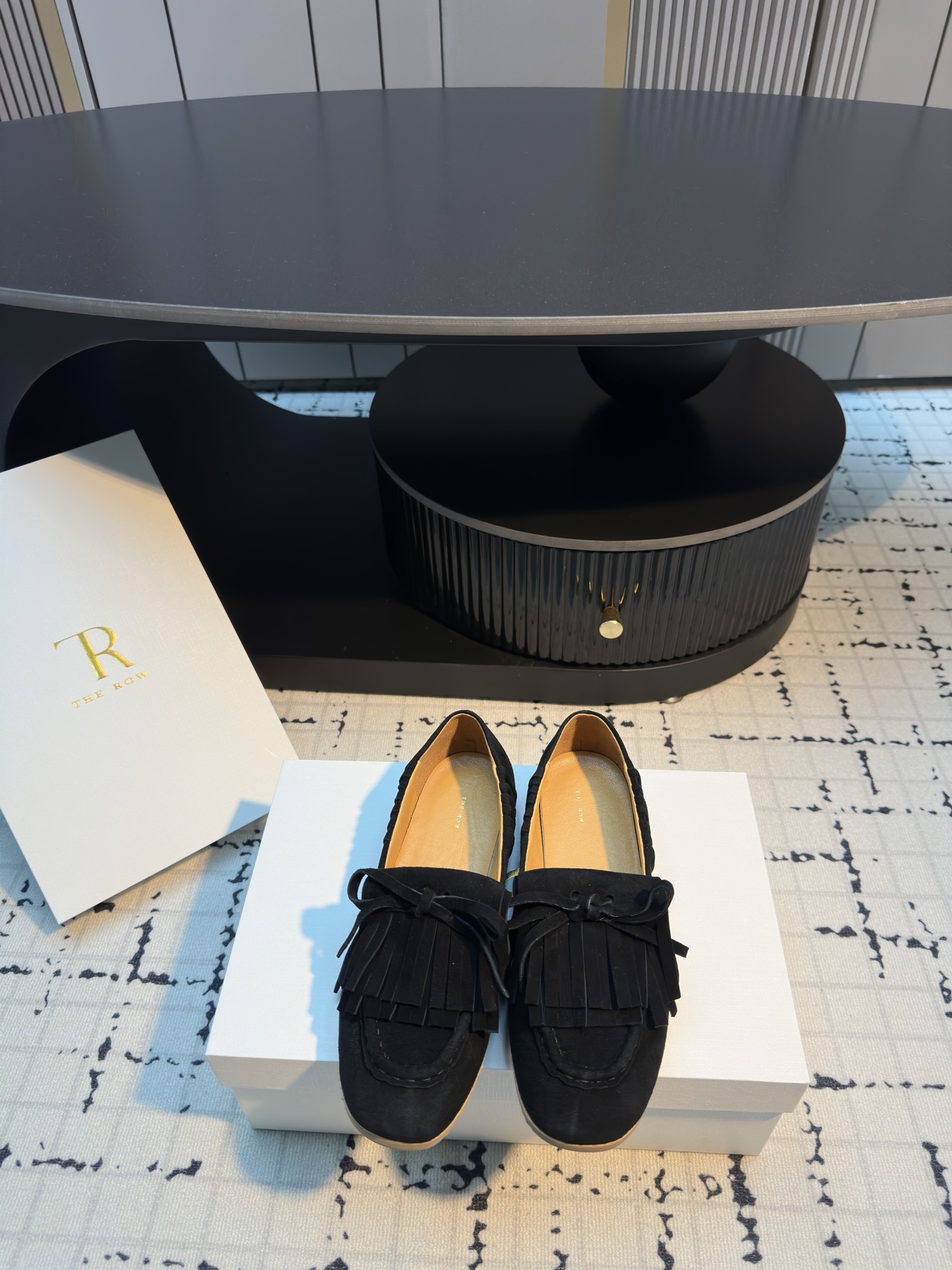 NO:678987,The Row Tassel Slip-On Loafers I fell in love with them when I first saw them. They look inconspicuous but make people fall in love with them the more they look at them. They are simple and high-end, and they look good with any combination with a bit of retro flair!  All the major Internet celebrity bloggers are wearing it. It looks so good on the feet. The whole shoe is very soft and easy to wear without grinding the feet. It has become a classic and practical shoe. It can also be used as a slipper and can be used as a pair of slippers. The upper is imported cowhide leather and the lining is sheepskin. The outsole is rubber non-slip. The size is 35/40 (40 is custom-made and cannot be returned or exchanged). Loafers, loafers, slippers, sheepskin19860909The Row流苏一脚蹬乐福鞋 第一眼看到这个鞋子就爱上了,看着不起眼但却让人越看越喜欢,简单又高级,带点复古味随意搭配都好看！各大网红博主都在穿它,上脚起来实在太好看了,整个鞋子非常非常柔软,好穿不磨脚.以成为经典又实用的一款单鞋还可以踩跟当拖鞋一鞋两用一举两得 鞋面进口牛猄皮 内里羊皮 大底橡胶防滑大底 码数35/40（40定做不退不换）,乐福鞋,loafers,slippers,sheepskin,Women's Shoes