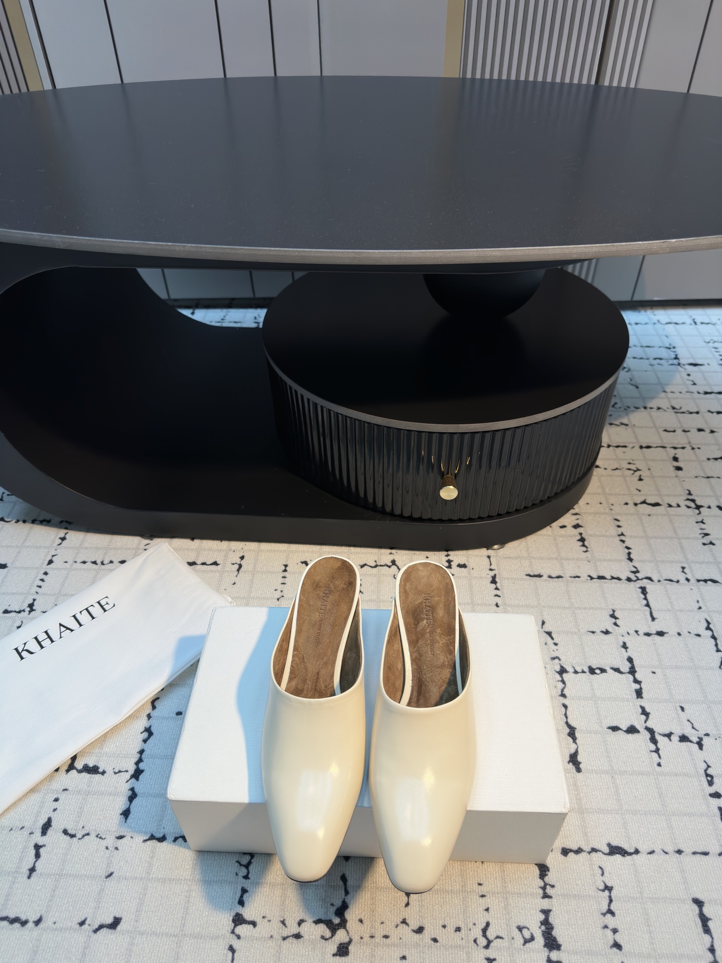 NO:678986,Khatite autumn and winter retro pointed toe thick heel mules and slippers adopt a pointed toe mules shape and a heelless half-mug design, which is easy to put on and take off; the low heel structure takes into account both fashion and comfort. The upper is imported cowhide, and the lining and insole are made of sheepskin, which is soft and skin-friendly; it adopts a minimalist high-end style, without complicated decorations, and the color is classic black, off-white, burgundy. It is highly versatile and can be adapted to various wear scenarios such as leisure and commuting.  Upper cowhide, inner lining, genuine leather outsole, heel height 5cm, size 35/40 (40 customized, non-refundable, non-exchangeable), half drag, slippers, cowhide, sheepskin, sheep, Leather soles19860909Khatite 秋冬款复古尖头粗跟穆勒鞋拖鞋单鞋 采用尖头包头穆勒拖造型,无后跟的半拖设计,穿脱便捷；低跟结构,兼顾时尚与舒适度.鞋面为进口牛皮,内里和鞋垫用羊皮,触感柔软亲肤； 走极简高级风,无复杂装饰,配色为经典的黑色、米白色、酒红色,百搭性强,可适配休闲、通勤等多种穿搭场景. 鞋面牛皮 内里羊京 大底真皮大底 跟高5cm 码数35/40（40定做不退不换）,半拖,slippers,cowhide,sheepskin,sheep,Leather soles,Women's Shoes