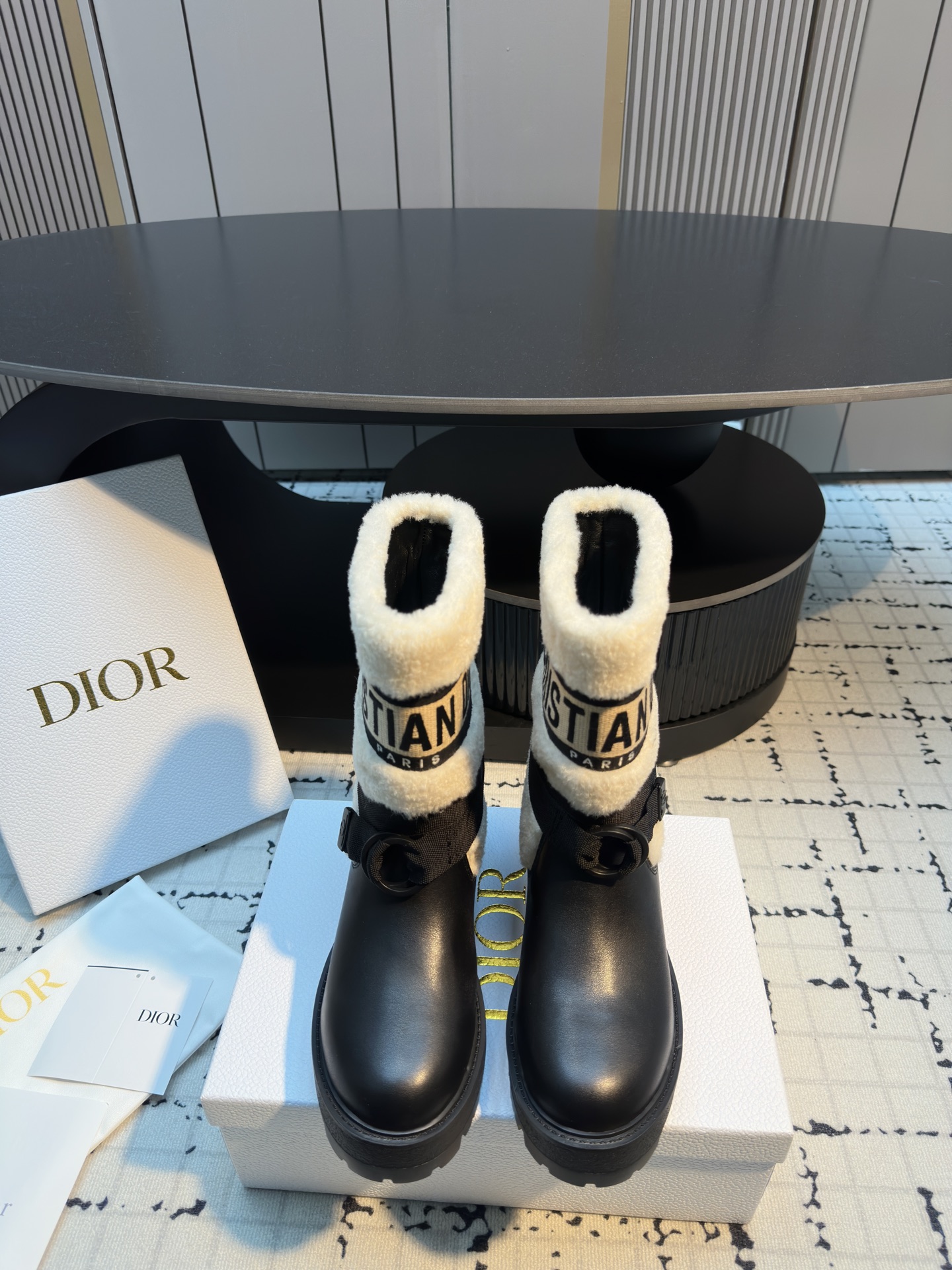 NO:680671,Dior | Dior 25 2025 autumn and winter new products, top version, the counter focuses on the new D-Major wool tube and naked boots, new hard goods of short boots, BS purchasing level!  Full of high-end feel!  A popular model among bloggers at home and abroad, it’s retro and fashionable, and your feet look stunning!  The official website’s main recommendation★ Upper original imported cowhide and wool Lining: imported sheepskin lining Original molded outsole Customized non-slip outsole Heel height: 4.5cm Shoe size: 35/41 (40.41 custom-made, non-refundable and non-exchangeable), boots, dior, dior, boots, cowhide, sheepskin19860909Dior | 迪奥 25 2025秋冬新品 顶级版本 专柜主打新款D-Major羊毛筒及裸靴 短靴硬货上新 BS代购级别！高级感十足！国内外博主刷爆的一款,复古又时髦 上脚美炸了！官网主推款★ 鞋面原版进口牛皮羊毛 内里: 进口羊皮里 大底原版开模定制防滑大底 跟高: 4.5cm 鞋码: 35/41（40.41定做不退不换）,靴子,dior,dior,boots,cowhide,sheepskin,Women's Shoes