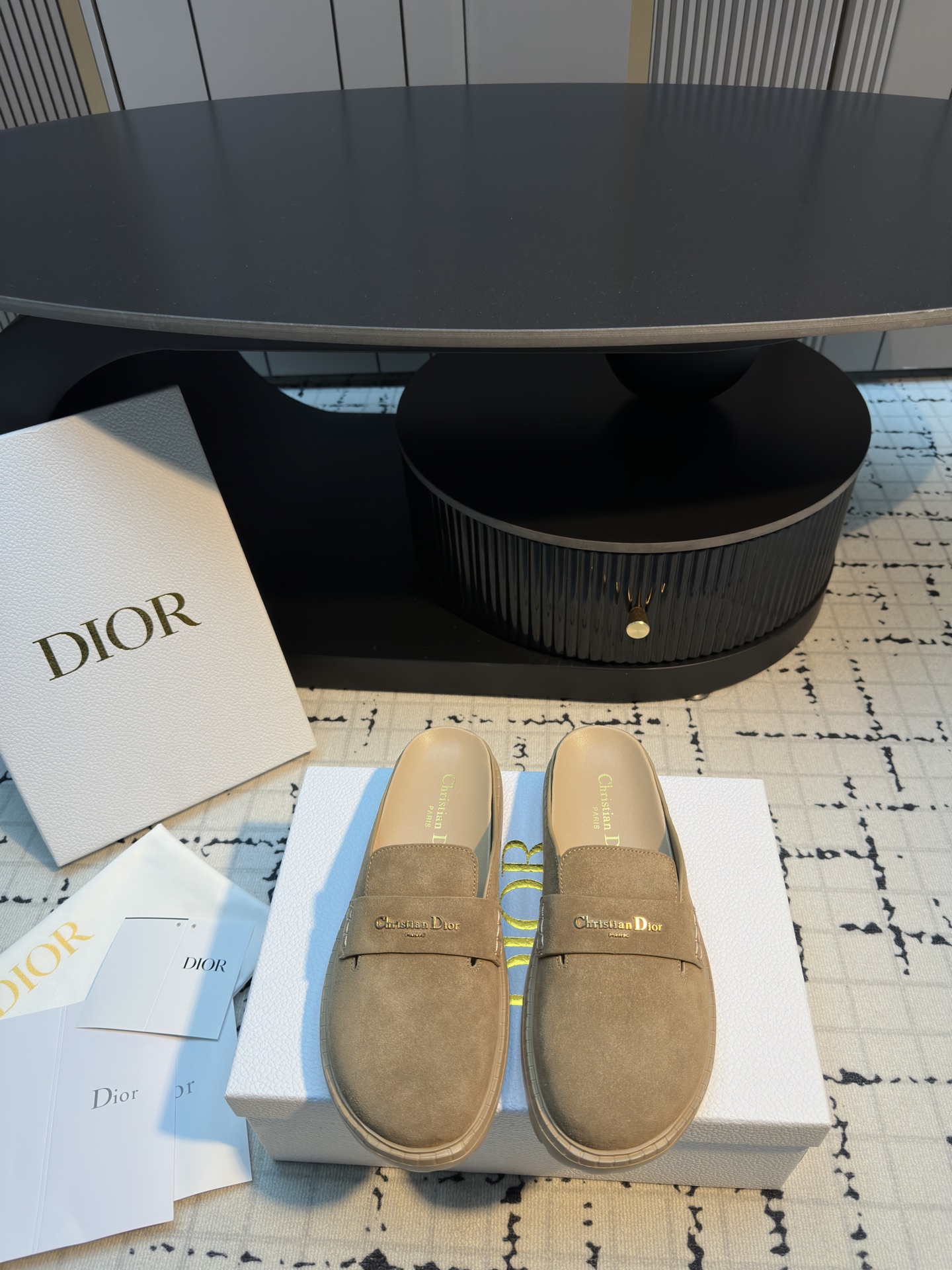 NO:678959,Dior | Dior 26 2026 early spring new products, top version, the main feature of the counter is the new Dior Boy letter buckle Birkenstock Mule shoes, new hard goods, BS purchasing level!  Full of high-end feel!  A popular model among bloggers at home and abroad, it’s retro and fashionable, and your feet look stunning!  The official website's main recommendation★ Original custom-made cowhide upper, lining: imported sheepskin lining, original custom-made molded outsole, size 35/41 (40.41 custom-made, non-returnable and non-exchangeable), half drag, dior, dior, sheepskin19860909Dior | 迪奥 26 2026早春新品 顶级版本 专柜主打新款Dior Boy 字母扣勃肯穆勒鞋 硬货上新 BS代购级别！高级感十足！国内外博主刷爆的一款,复古又时髦 上脚美炸了！官网主推款★ 鞋面原版定制牛猄 内里: 进口羊皮里 大底原版定制开模大底 码数35/41（40.41定做不退不换）,半拖,dior,dior,sheepskin,Women's Shoes