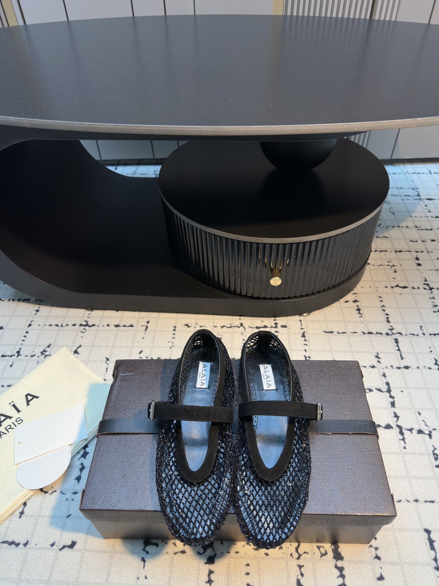 NO:678956,Alaia hollow fishnet flat ballet shoes with diamonds. Good purchasing quality. No pressure to get in and out. The looming hazy feeling. The most beautiful fishnet shoes are on Alaia. They are super soft and easy to wear. The shoe shape is good for wrapping. Fashionable and elegant. Unbeatable and versatile. You can choose skirts and trousers. Relaxation, elegance and control. The upper is exclusive and original 1:1 customized imported mesh. The foot pads are lined with grained mixed sheepskin.  Exclusive original outsole 1:1, no difference, one size, one mold ~ open private mold to customize TPU raw rubber outsole, different from market currency ~ high quality, absolutely different, code number 34/42 (34.40.41.42 customized, non-returnable, non-exchangeable) Ordinary box, original box, ballet shoes, alaia, skirts, sheepskin19860909阿莱亚带钻镂空渔网平底芭蕾舞鞋 代购品质～出入无压力 若隐若现的朦胧感～最美渔网鞋就在 Alaia 上脚巨软巨好穿～鞋型包裹性好～时尚优雅～无敌百搭～裙装裤装任你挑～松弛感、优雅感、拿捏的死死的 鞋面独家原版1:1定制进口网纱 垫脚粒面混种羊皮里 大底独家原版1:1无差别一码一模～开私模定制TPU生胶大底 区别市场通货～高品质绝对不一样 码数34/42（34.40.41.42定做不退不换） 普通盒 原版盒,芭蕾舞鞋,alaia,skirts,sheepskin,Women's Shoes