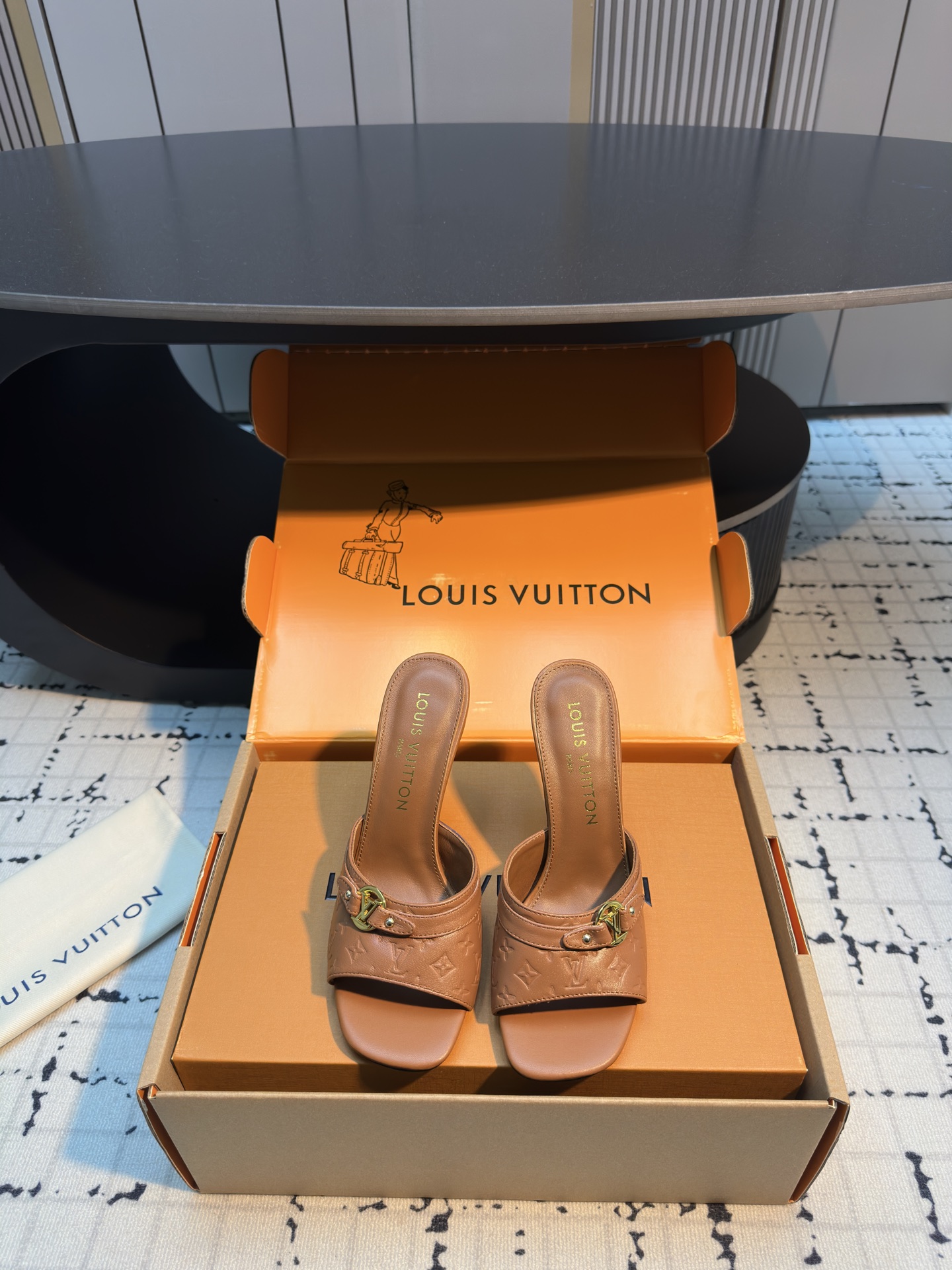 NO:678952,LV 2026 spring and summer new embossed kitten heel slippers BS purchasing level!  Full of high-end feel!  A popular model among bloggers at home and abroad, it is retro, fashionable and looks great on your feet!  The official website’s main recommendation★ Original high-customized hybrid sheepskin upper, imported sheepskin lining, original Italian genuine leather outsole, heel height 5cm/10cm, size 35/41 (40.41 custom made, non-returnable and non-exchangeable), slippers, louis vuitton, slippers, sheepskin, Leather soles19860909LV 2026春夏新款压花小猫跟拖鞋 BS代购级别！高级感十足！国内外博主刷爆的一款,复古又时髦上脚美炸了！官网主推款★ 鞋面原版高定制混种羊皮 内里进口羊皮里 大底原版意大利真皮大底 跟高5cm/10cm 码数35/41（40.41定做不退不换）,拖鞋,louis vuitton,slippers,sheepskin,Leather soles,Women's Shoes