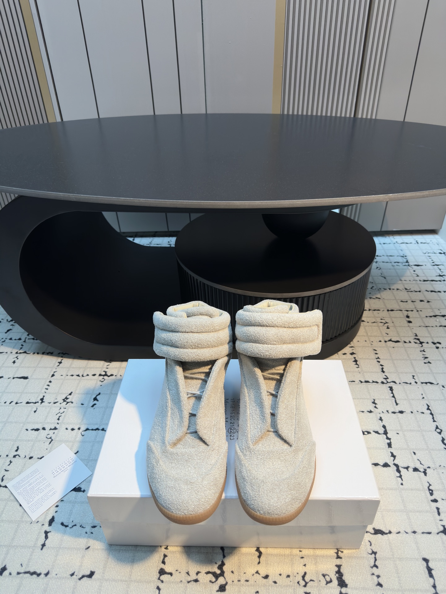 NO:680659,Maison Margiela · Margiela 26 2026ss new spring and summer products Margiela Future Sneaker couple's high-top Velcro casual shoes—————————— MM6 is the most popular genius designer brand in the past two years. Its simple design and luxurious texture will make you fall in love with it. If you don’t want to hit the streets, you can check out this brand. It is relatively niche but is so easy to match. You can see this brand everywhere on Instagram and Xiaohongshu!  BS original one-to-one customization, original custom cowhide upper, imported cowhide lining, original open-molded beef tendon non-slip outsole, men's model 39/46 (45.46 custom-made, non-refundable and non-exchangeable), casual shoes/sports shoes, masion margiela, masion margiela, sneakers, cowhide19860909Maison Margiela· 马吉拉 26 2026ss 春夏新品 马吉拉Future Sneaker情侣款高帮魔术贴休闲鞋————————— MM6作为这两年最受欢迎的鬼才设计师品牌,设计简单、奢华的质感让你爱不释手 不想满大街撞款的可以看看这个品牌,比较小众却又是那么好搭配,ins、小红书随处可见这个品牌的身影 ！BS原版一比一定制 鞋面原版定制牛皮 内里进口牛皮里 大底原版开模牛筋防滑大底 男款39/46（45.46定做不退不换）,休闲鞋/运动鞋,masion margiela,masion margiela,sneakers,cowhide,Women's Shoes