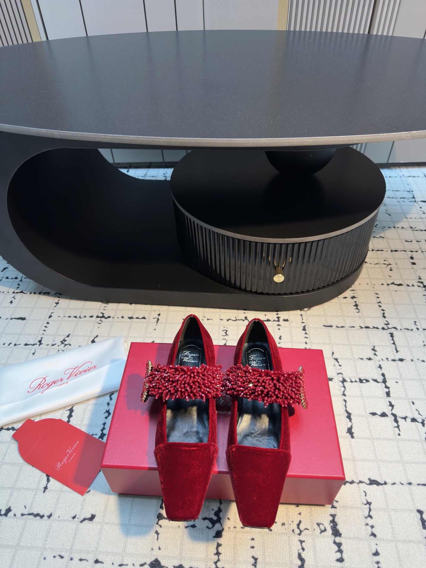 NO:680662,roger vivor fw26 mew arrival~ RV 2026 new diamond buckle Mary Jane new product, playful and age-reducing without losing the sense of luxury, the sense of sight of a wealthy daughter, lambskin lining, Italian imported cowhide bottom, code number 35/40 (40 custom made, non-returnable, non-exchangeable), fur shoes, roger vivier, mary jane, cowhide, sheepskin19860909roger vivier fw26 mew arrival～ RV 2026新款钻扣玛丽珍新品 俏皮减龄又不失高级感,富家千金即视感 内里小羊皮,意大利进口牛皮底 码数35/40（40定做不退不换）,毛毛鞋,roger vivier,mary jane,cowhide,sheepskin,Women's Shoes