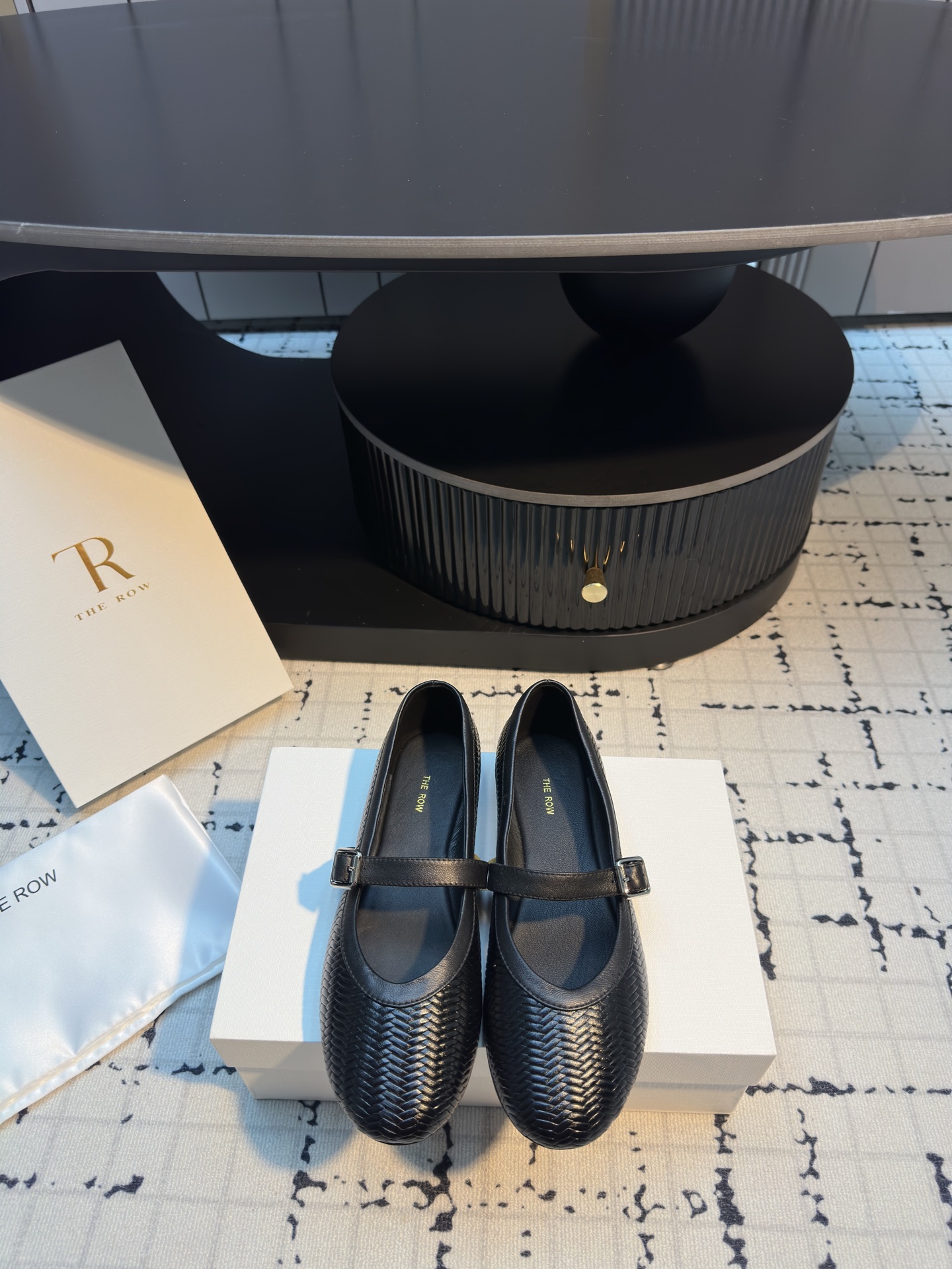 NO:705709,The Row 2026 spring and summer new woven ballet flats are an extremely low-key and very high-end brand. They never need to use exaggerated logos to show themselves. They only have the simplest lines and the most advanced materials to tell everyone their uniqueness. There is always a magic that gives women an independent and confident temperament. This is the row. Today’s Mary Jane directly closes her eyes. The soles are very soft, and the bun shoes are especially comfortable and easy to wear. These shoes are versatile all year round, and they look great with socks in autumn and winter. They are full of girlishness!  It can be worn by both fat and thin feet without picking. Sheepskin fabric, sheepskin lining, original injection molded leather outsole, size 35/41 (40.41 custom made, non-returnable, non-exchangeable), single shoes, mary jane, flats, sheepskin, socks19860909The Row 2026春夏新款编织芭蕾平底鞋 一个极其低调且又非常高级的品牌,从来不需要用浮夸的logo来彰显自己,只有最简约的线条和最高级的材质 来告诉大家独特之处,永远都有种赋予女性独立而自信气质的魔力这就是the row,今天这款玛丽珍直接闭眼入它鞋底非常柔软,包子鞋特别舒适好穿,这种单鞋一年四季都百搭,秋冬搭配袜子都很好看,少女感满满！胖瘦脚型都可以穿不挑脚 面料羊皮 内里羊皮 大底原版注塑真皮底 码数35/41（40.41定做不退不换）,单鞋,mary jane,flats,sheepskin,socks,Women's Shoes