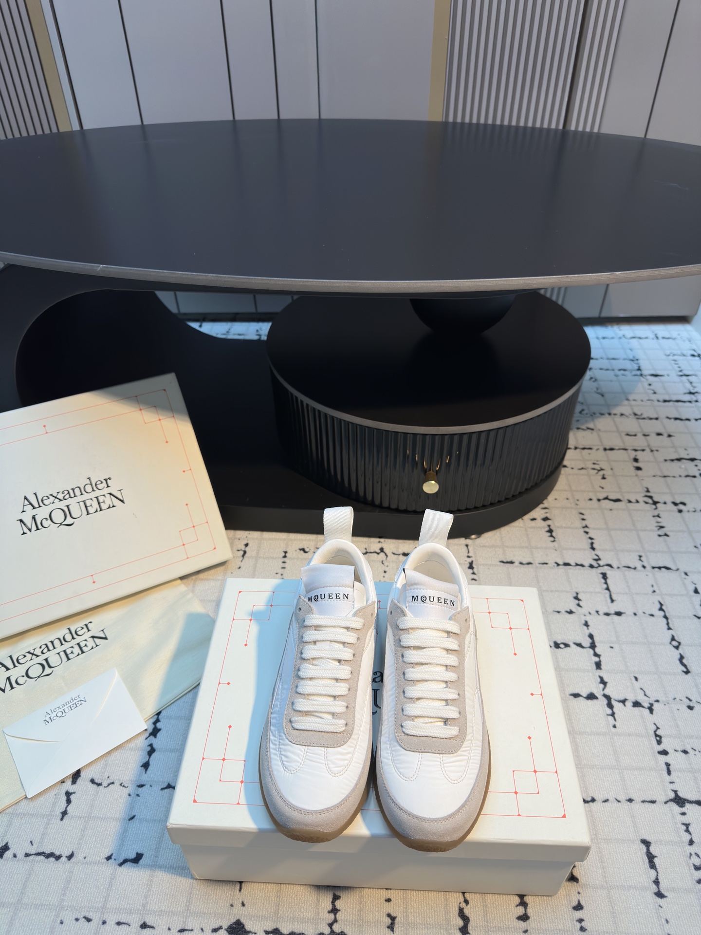 NO:707686,McQueen 26 new product McQueen EC1 moral training shoes retro Agangan casual sports shoes. The rubber outsole is wear-resistant and lightweight, and it is stress-free for daily wear. It can be easily worn with jeans and sports pants. The same style for men and women, comfortable and versatile, low-key and brand-conscious. The small label on the tongue is very recognizable. It is a hot item recently!  The upper is made of original imported suede + fabric splicing, the lining is sheepskin, the original molded outsole is 35/40 in size (40 is custom-made, non-refundable and non-exchangeable), casual shoes/sports shoes, alexander mcqueen, sneakers, jeans, sheepskin, chamois leather19860909McQueen 26新品麦昆EC1德训鞋复古阿干甘休闲运动鞋 生胶大底耐磨又轻便,日常穿搭无压力,牛仔裤、运动裤都能轻松驾驭.男女同款,舒适百搭,低调又有品牌感,鞋舌小标超有辨识度,是近期超火的热门单品！ 鞋面采用原版进口麂皮＋织物拼接,内里垫脚羊皮,原版开模大底 码数35/40（40定做不退不换）,休闲鞋/运动鞋,alexander mcqueen,sneakers,jeans,sheepskin,chamois leather,Women's Shoes