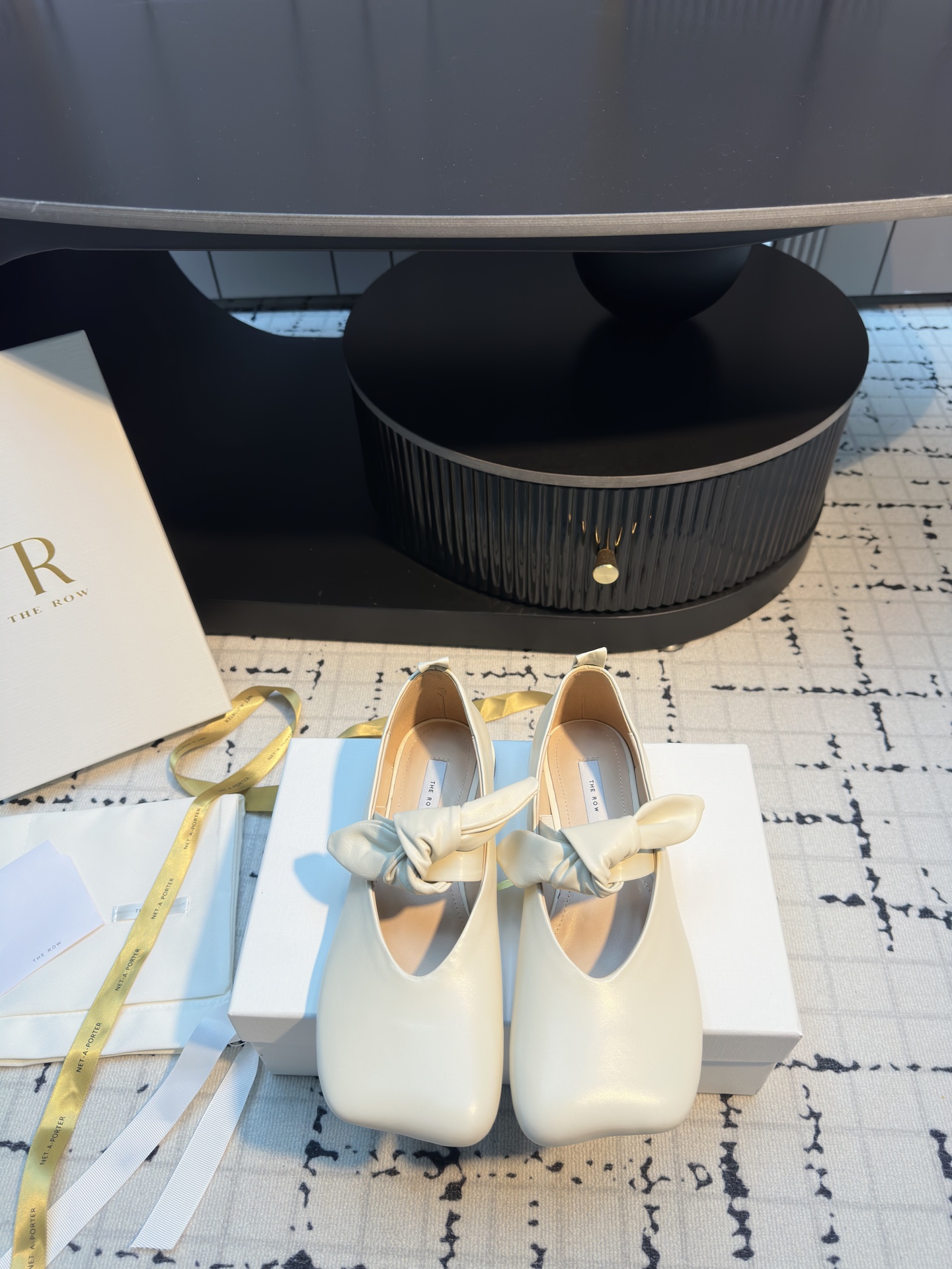 NO:707684,THE ROW 2026 new bow-knot shoes, mixed sheepskin fabric + sheepskin lining, leather outsole is super comfortable, detachable bow allows you to switch between cute and cool, you can buy it with your eyes closed~ The upper is made of mixed sheepskin, lining sheepskin, foot pad sheepskin outsole, original genuine leather sole, size 35/41 (40.41 custom-made, non-returnable, non-exchangeable), single shoes, sheepskin, Leather soles19860909THE ROW 2026新款蝴蝶结单鞋,混种羊皮面料+羊皮内里,真皮大底超舒服,可拆卸蝴蝶结让可爱和潮酷自由切换,闭眼入不亏～ 鞋面采用混种羊皮 内里羊皮 垫脚羊皮 大底原版真皮底 码数35/41（40.41定做不退不换）,单鞋,sheepskin,Leather soles,Women's Shoes