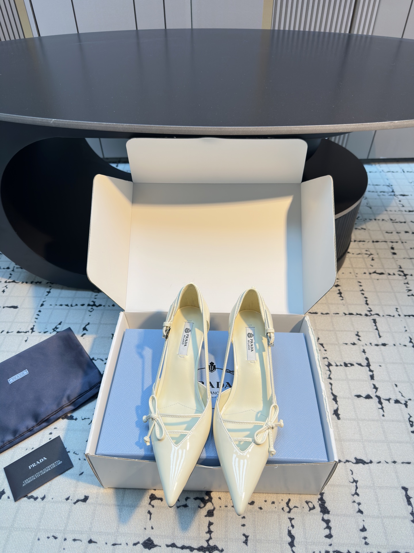 NO:707671,Prada/Prada 26WF new early spring pointed toe hollow sandal high-heeled shoes When the bright orange show sunlight penetrates the steel window, this pair of catwalk high-heeled shoes comes out of the light to 'construct the body' to deconstruct the established definition of elegance. The pointed-toe design is more than just an ingenious idea of elongating the leg shape. The back strap and bow details find a balance between hardness and softness. It breaks away from the inertial perception of 'comfort is luxury', but uses the skin-friendly texture of the sheepskin lining to achieve dual freedom of mind and body.  From commuting suits to dinner dresses, it seamlessly adapts to diverse scenes, allowing women to switch between being capable and feminine. Every time you step on the foot, there is a whisper of the metal logo and the ground. It is the resonance of avant-garde design and daily functions, and it is also the undefined confidence and edge of contemporary women. The fabric is made of original custom lambskin, and the lining of the toes is all sheepskin. The genuine leather outsole imported from Italy  Size 35/41 (40.41 customized, non-returnable and non-exchangeable), sandals, prada, prada, sandals, high heels, skirts, business suit, sheepskin, Leather soles19860909Prada/普拉达26WF早春新品尖头 中空凉鞋高跟鞋 当亮橙色秀场的阳光穿透钢窗 这双走秀高跟鞋踏光而来 以“构筑之躯” 解构优雅的既定定义 尖头设计不止是拉长腿型的巧思 后饰带与蝴蝶结细节在刚柔之间找到平衡. 它挣脱了“舒适即奢侈”的惯性认知 却以羊皮内里的亲肤质感 实现心灵与身体的双重自由. 从通勤西装到晚宴礼裙 它无缝适配多元场景 让女性在干练与柔美中自主切换. 每一次落脚都是金属徽标与地面的轻语 是先锋设计与日常功能的共鸣 更是当代女性不被定义的底气与锋芒. 面料采用原版定制小羊皮 内里踮脚均为羊皮 意大利进口真皮大底 码数35/41（40.41定做不退不换）,凉鞋单鞋,prada,prada,sandals,high heels,skirts,business suit,sheepskin,Leather soles,Women's Shoes