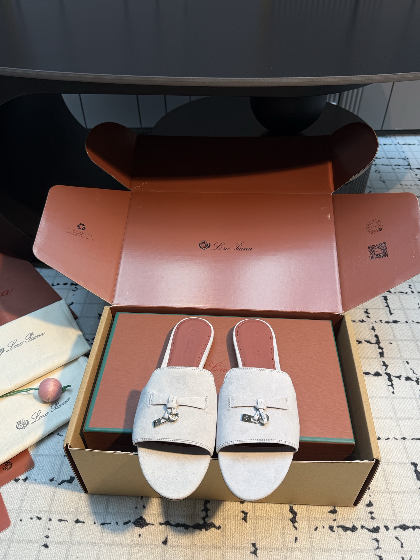 NO:815348,||Noyo Panya 2026 new spring and summer slippers are minimalist, high-end and elegant ~ high-end and comfortable atmosphere ~ of course they have to be beautiful in summer ~ soft and comfortable on the feet ~ the feet feel super good ~ daily travel in summer ~ home vacations ~ easy to hod in various occasions... Different market currency ~ high quality is definitely completely different. Size 35/42 (35.41.42 custom-made, non-returnable, non-exchangeable), slippers, slippers19860909||诺悠翩雅2026新款春夏拖鞋 极简高级大方～高级而舒适的气息～ 夏天当然就得美美哒～ 上脚柔软舒适度～脚感超级好～夏天日常出行～居家度假～轻松hod住各种场合… 区别市场通货～高品质绝对完全不一样 码数35/42（35.41.42定做不退不换）,拖鞋,slippers,Women's Shoes
