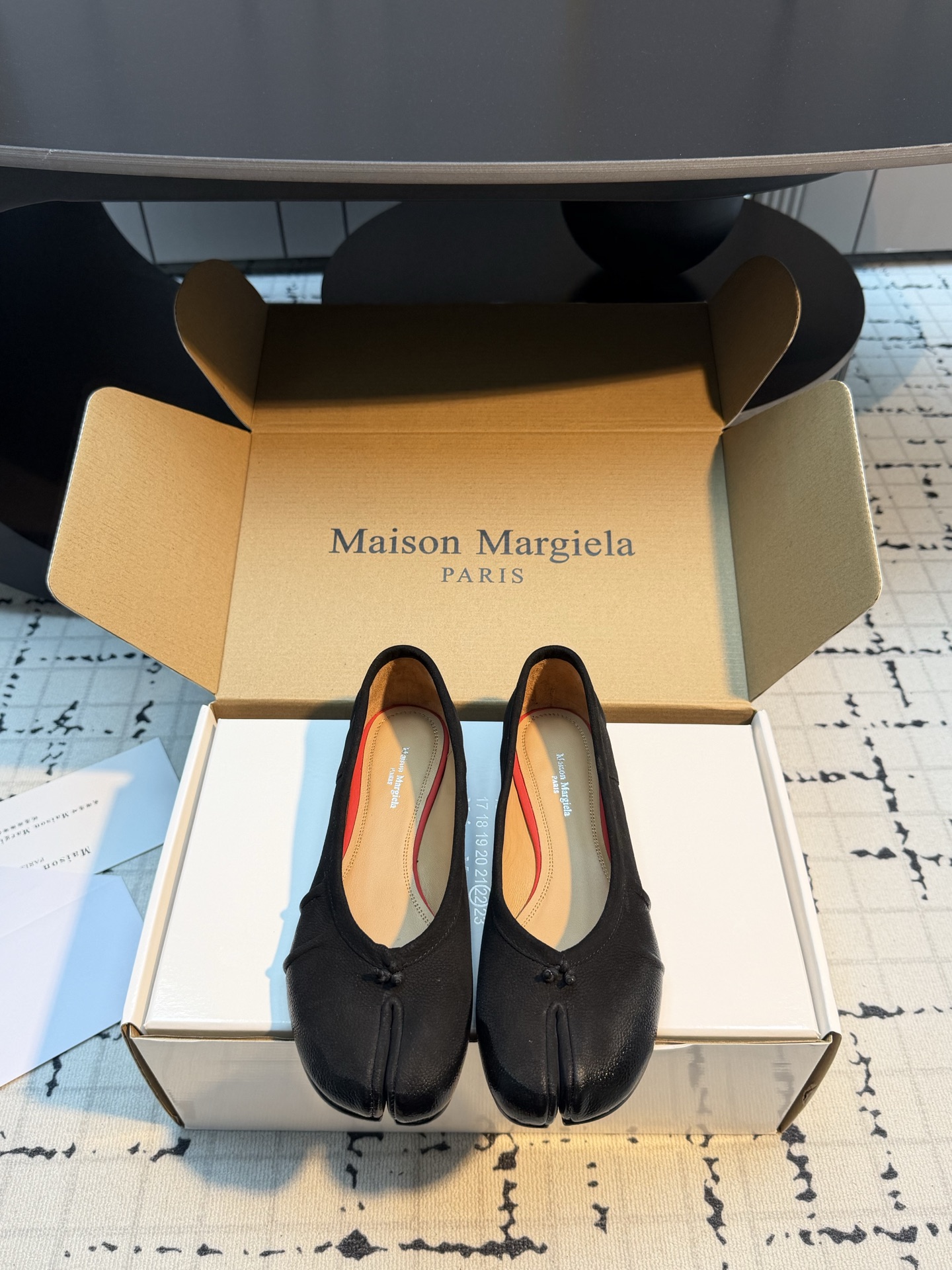 NO:819615,Maison Margiel*26ss new split-toe ballet shoes for early spring. The iconic split-toe shoe shape breaks the traditional shoe design and reshapes the aesthetics of the foot. It selects fine pebbled cowhide, which is soft to the touch and has an exclusive texture as you wear it. The shallow mouth ballet shoes are cut to modify the foot shape, elongate the leg line, and are not picky about the foot shape. Multi-color gradient/solid color design to meet the needs of different styles.  The slip-on design is suitable for all scenes of commuting, daily life and travel. From the show to the street, it is synonymous with avant-garde fashion. Every step is a subversion of tradition and a manifestation of individuality. Cowhide upper, sheepskin lining, genuine leather outsole, size 35/40 (40 customized, non-returnable, non-exchangeable), split-toe shoes, cowhide, sheepskin, Leather soles19860909Maison Margiel*26ss早春新款分趾芭蕾鞋 标志性分趾鞋型,打破传统鞋履设计,重塑足部美学,甄选细腻荔枝纹牛皮,触感柔软,越穿越有专属质感,浅口芭蕾鞋剪裁,修饰脚型,拉长腿部线条,不挑脚型.多色渐变/纯色设计,满足不同风格穿搭需求. 一脚蹬懒人设计,通勤、日常、出行全场景适配 从秀场到街头,是先锋时尚的代名词,每一步,都是对传统的颠覆,对个性的彰显. 鞋面牛皮 内里羊皮 大底真皮大底 码数35/40（40定做不退不换）,分趾鞋,cowhide,sheepskin,Leather soles,Women's Shoes