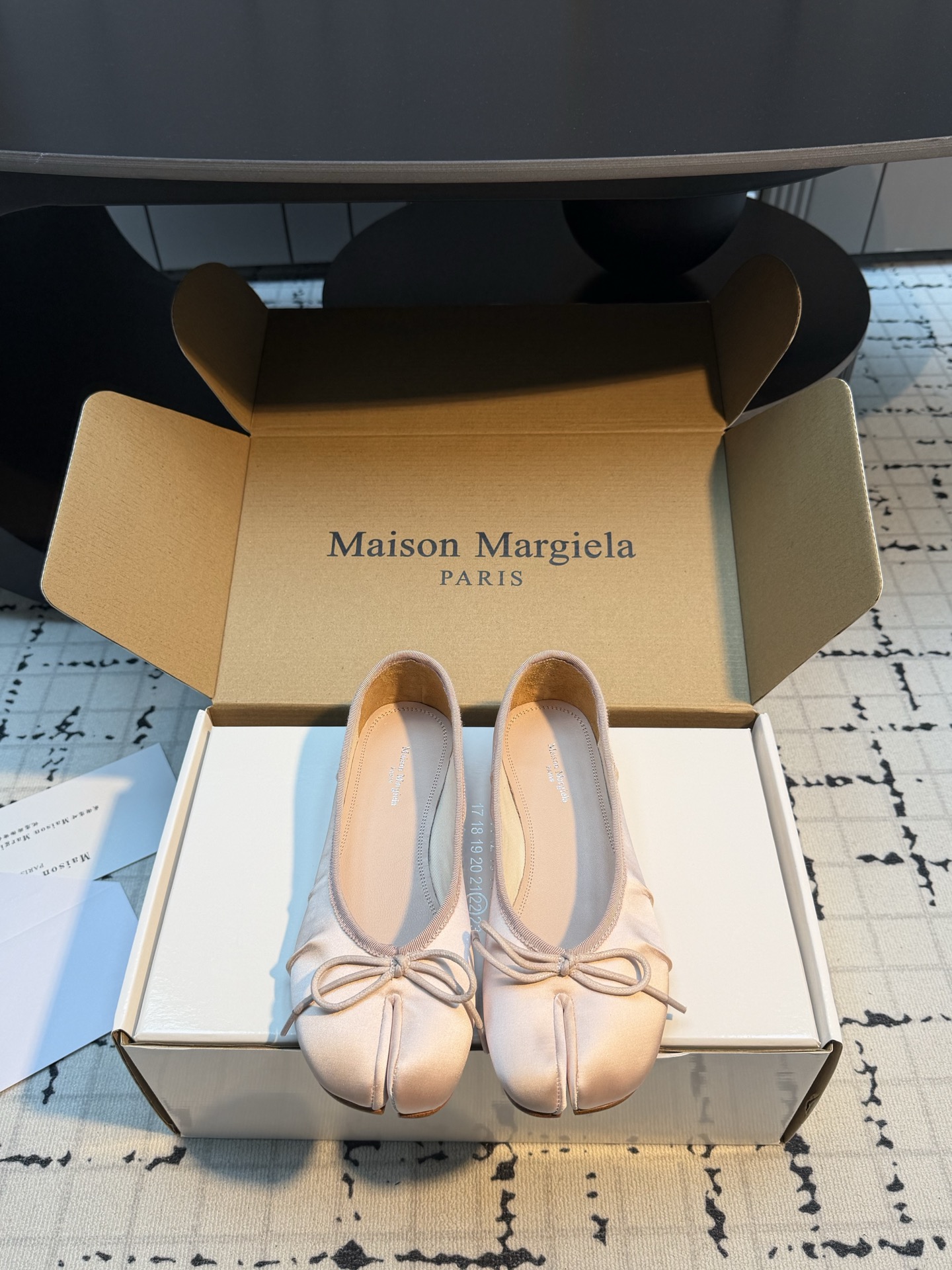 NO:819621,Maison Margiel*26ss new split-toe ballet shoes for early spring. The iconic split-toe shoe shape breaks the traditional shoe design and reshapes the aesthetics of the foot. It selects fine pebbled cowhide, which is soft to the touch and has an exclusive texture as you wear it. The shallow mouth ballet shoes are cut to modify the foot shape, elongate the leg line, and are not picky about the foot shape. Multi-color gradient/solid color design to meet the needs of different styles.  The slip-on design is suitable for all scenes of commuting, daily life and travel. From the show to the street, it is synonymous with avant-garde fashion. Every step is a subversion of tradition and a manifestation of individuality. Silk upper, sheepskin lining, genuine leather outsole, size 35/40 (40 custom made, non-returnable, non-exchangeable), split-toe shoes, cowhide, sheepskin, real silk, Leather soles19860909Maison Margiel*26ss早春新款分趾芭蕾鞋 标志性分趾鞋型,打破传统鞋履设计,重塑足部美学,甄选细腻荔枝纹牛皮,触感柔软,越穿越有专属质感,浅口芭蕾鞋剪裁,修饰脚型,拉长腿部线条,不挑脚型.多色渐变/纯色设计,满足不同风格穿搭需求. 一脚蹬懒人设计,通勤、日常、出行全场景适配 从秀场到街头,是先锋时尚的代名词,每一步,都是对传统的颠覆,对个性的彰显. 鞋面真丝 内里羊皮 大底真皮大底 码数35/40（40定做不退不换）,分趾鞋,cowhide,sheepskin,real silk,Leather soles,Women's Shoes