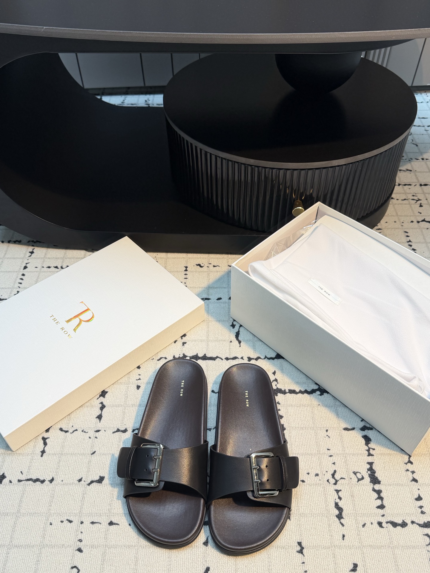 NO:819603,The Row 26ss new metal buckle slippers. I fell in love with this shoe when I first saw it. It has a retro feel and looks good with any combination. It has always been a minimalist style without any logo embellishment. Simplicity is high-end. This shoe is definitely a must-have for fashionable women!  The whole pair of shoes seems simple but actually the craftsmanship is very difficult. It is made by a master craftsman and is made of super waste materials. It is comfortable and soft to wear on the bare feet and is close to the skin. You don’t have to worry about the foot feel at all. It is inevitable to wear it well. If you don’t wear it, you won’t want to take it off. If you have high requirements for foot feel, you can close your eyes and buy it. It is simple and versatile!  Size 35/40 (40 is custom-made, non-refundable and non-exchangeable), slippers, slippers19860909The Row 26ss新款金属扣一字拖鞋 第一眼看到这个鞋子就爱上了,带点复古味随意搭配都好看,一贯极简风格,没有任何logo点缀,简单即是高级,这款绝对是时髦女性的必备单品！ 整双鞋子看似简单其实工艺很难,老师傅制作,超级废料,上脚裸穿舒适柔软亲肤,脚感方面完全不可担心,好穿是必然的,穿若无穿的上脚体验,穿上就不想脱的款,对脚感要求高的闭眼入它,简约百搭款！ 码数35/40（40定做不退不换）,拖鞋,slippers,Women's Shoes