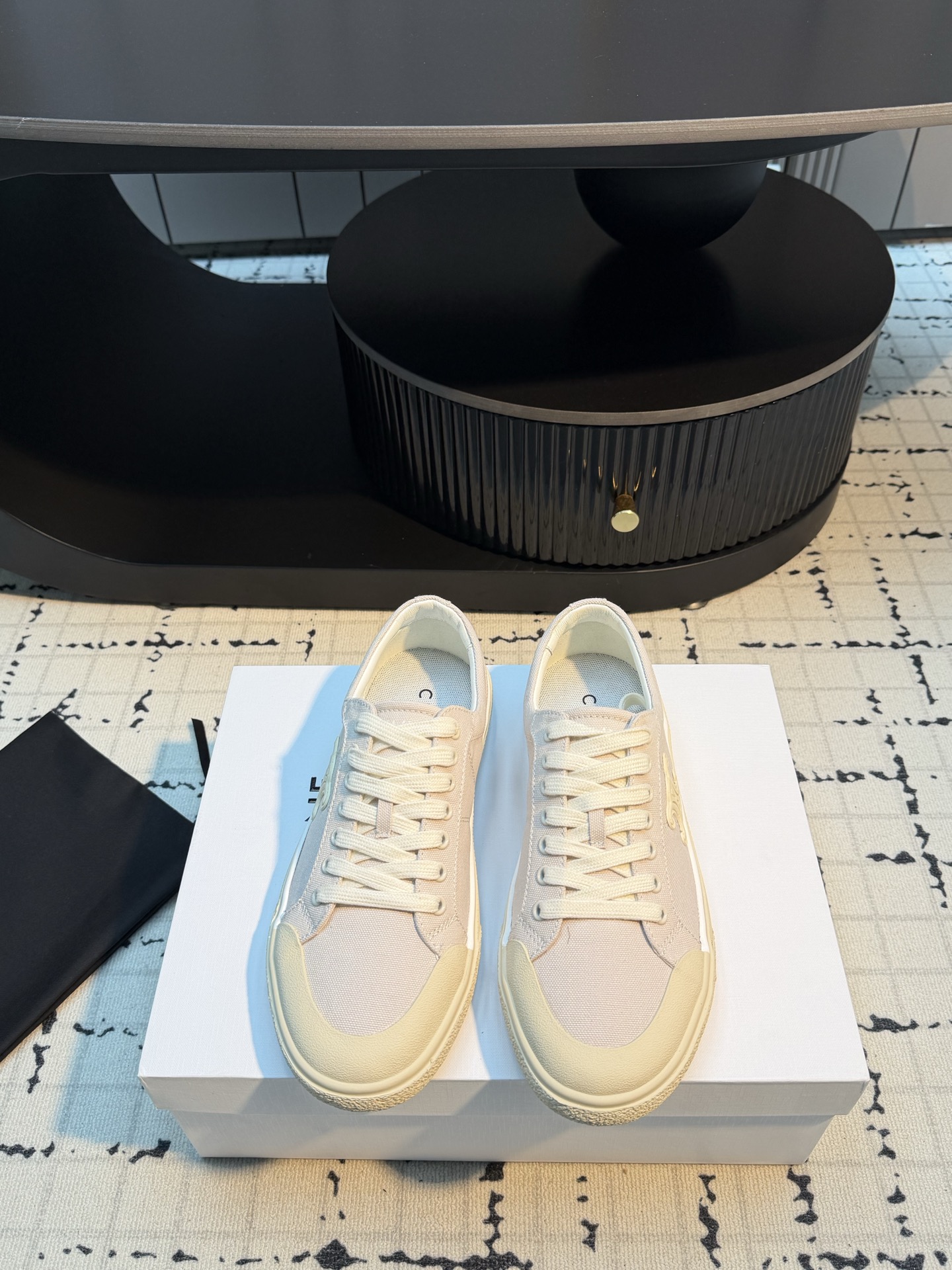 NO:819597,Celine 26/ Spring and summer new retro casual sneakers. This pair of retro casual sneakers has a French minimalist lazy style, neat and simple shoe lines, and embellishments with iconic brand logos. It is unobtrusive but can be seen at a glance.  The matching tolerance is directly maximized. Pair it casually with jeans and sports trousers to easily unlock the casual and relaxed daily wear; match it with neat suit pants and straight trousers, and you can still have a simple and simple temperament for commuting. Fabric: Original canvas, lining and bree outsole. Rubber outsole. Size: 35/41 (40.41 custom-made, non-returnable and non-exchangeable), casual shoes/sports shoes, celine, sneakers, jeans, business suit19860909Celine 26/ 春夏新款复古休闲板鞋 这双复古休闲板鞋,自带法式极简的慵懒格调,利落简约的鞋型线条,搭配标志性品牌标识点缀,不张扬却一眼就能看出的精致质感,轻松穿出毫不费力的大牌氛围感,低调又显贵. 搭配包容度直接拉满,随性搭配牛仔裤、运动卫裤,轻松解锁休闲松弛的日常穿搭；搭配利落西装裤、直筒长裤,又能拿捏通勤简约气质. 面料原版帆布 内里布里 大底橡胶大底 码数35/41（40.41定做不退不换）,休闲鞋/运动鞋,celine,sneakers,jeans,business suit,Women's Shoes