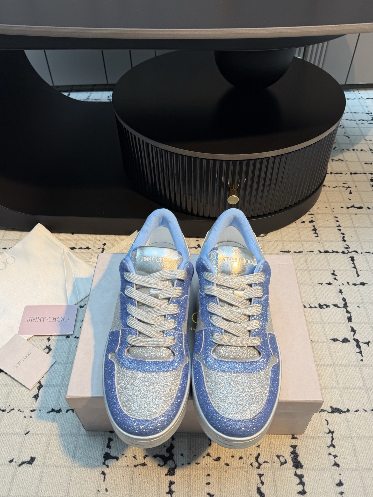 NO:819593,Jimmy Choo*2026 latest casual shoes, the main series of the counter!  Purchasing agent level!  The fabric is made of the original uniform cowhide frosted gold frosting process, with jc elements of pearl embroidery and diamond craftsmanship, a unique series combination!  Super comfortable on the feet!  Top quality sheepskin lining!  The outsole is the original open-molded TPU outsole. The fabric is Tangjin frosted cowhide. The outsole is 3CM and the size is 35/40 (40 is custom-made and is non-returnable and non-exchangeable). Casual shoes/sports shoes, jimmy choo, sneakers, cowhide, sheepskin19860909Jimmy Choo*2026最新休闲鞋,专柜主打系列！代购级别！面料选用原版一致牛皮汤金磨砂工艺,搭配jc元素的珍珠刺绣襄钻工艺,绝绝子的系列组合！上脚超级舒适！内里顶级羊皮！ 大底是原版开模TPU大底 面料汤金磨砂牛皮 大底3CM 码数35/40（40定做不退不换）,休闲鞋/运动鞋,jimmy choo,sneakers,cowhide,sheepskin,Women's Shoes