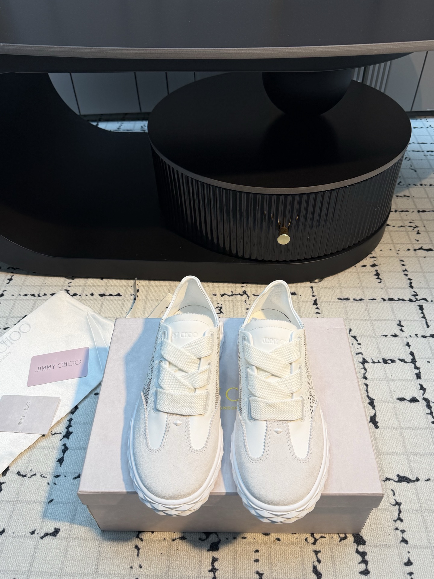 NO:819589,Jimmy Choo JC's latest Diamond Light Flex/F series casual sports shoes. Original purchase, development and production. This Diamond Light Flex/F series sports shoes are functional upgrades of the Diamond series sports shoes. Made of leather, the unique soles are cleverly mixed with different materials such as light natural rubber, making the shoe body more lightweight and agile, showing the fashionable personality. Beautiful packaging at the delivery counter. The fabric is original and customized. Imported first-layer cowhide. The lining is imported soft sheepskin.  The sole is made of original molded non-slip rubber material, sole thickness 2.5CM, size 35/40 (40 is custom-made, non-refundable and non-exchangeable), casual shoes/sports shoes, jimmy choo, sneakers, cowhide, sheepskin19860909Jimmy Choo周仰杰 JC最新Diamond Light Flex/F系列 休闲 运动鞋 原版购入开发 做货 这款Diamond Light Flex/F 系列运动鞋是 Diamond 系列运动鞋的功能升级款.采用皮革材质制成,别致鞋底巧妙混搭轻质天然橡胶等不同材质,令鞋身更显轻便灵巧,尽显时尚个性魅力 配送专柜精美包装 面料原版定制进口头层牛皮 内里进口柔软羊皮 鞋底原版开模防滑橡胶材质 底厚2.5CM 码数35/40（40定做不退不换）,休闲鞋/运动鞋,jimmy choo,sneakers,cowhide,sheepskin,Women's Shoes
