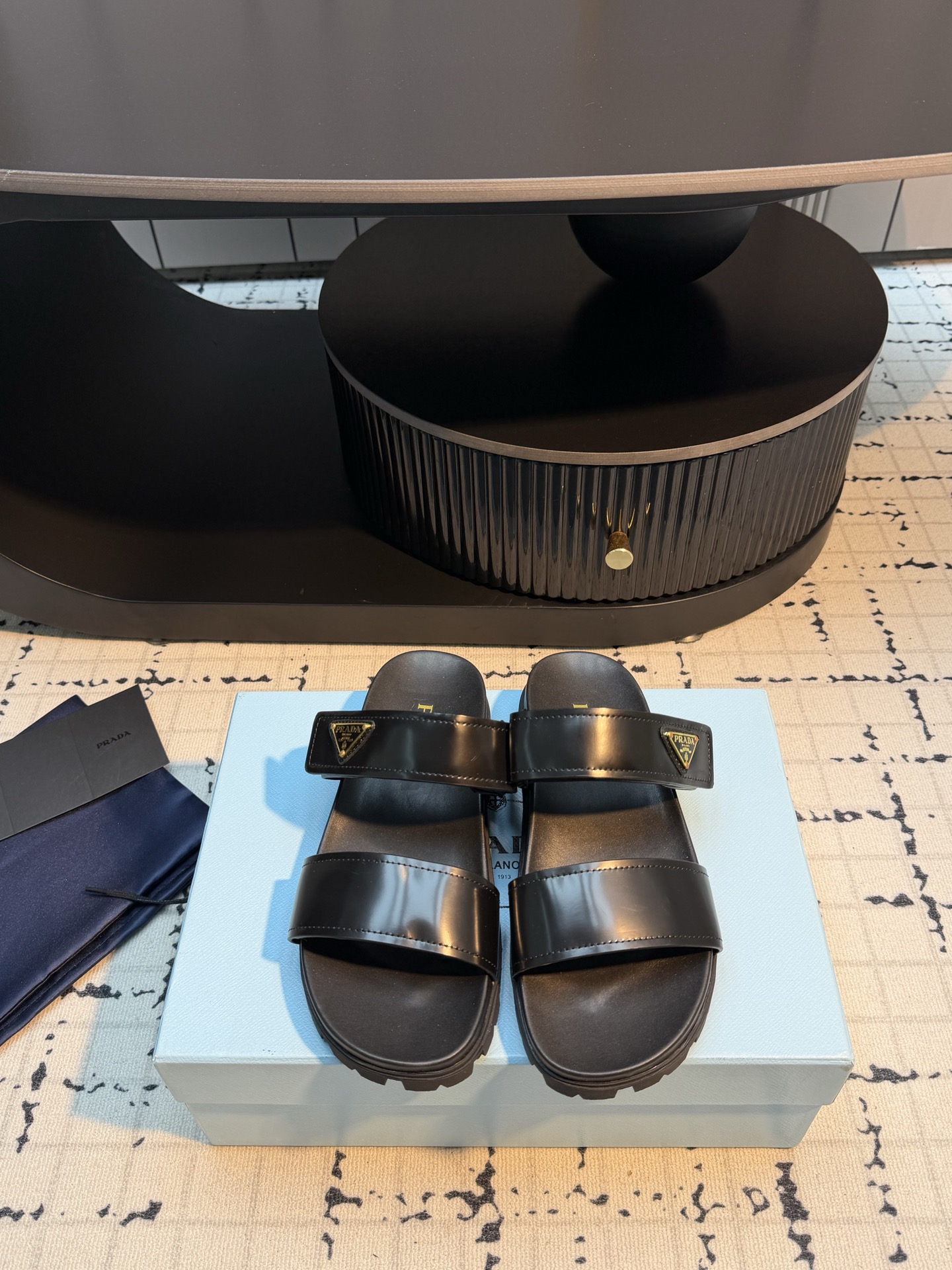 NO:819581,Prada's new spring and summer sandals, double-breasted slippers, the latest catwalk series, classic upgrades, both comfort and fashion, every color combination looks good, designed to match different style needs, original custom-made cowhide/cow leather upper, sheepskin lining, original open-molded rubber outsole, size 35/42 (40.41.42 custom-made, non-returnable, non-exchangeable), slippers, prada, prada, sandals, slippers, cowhide, sheepskin19860909Prada普拉达春夏新款凉鞋 双排扣拖鞋 最新走秀系列 经典升级 舒适度与时髦度并存 每个颜色搭配都好看 设计搭配不同风格需求 鞋面原版定制牛皮/牛猄 内里羊皮 大底原版开模橡胶大底 码数35/42（40.41.42定做不退不换）,拖鞋,prada,prada,sandals,slippers,cowhide,sheepskin,Women's Shoes