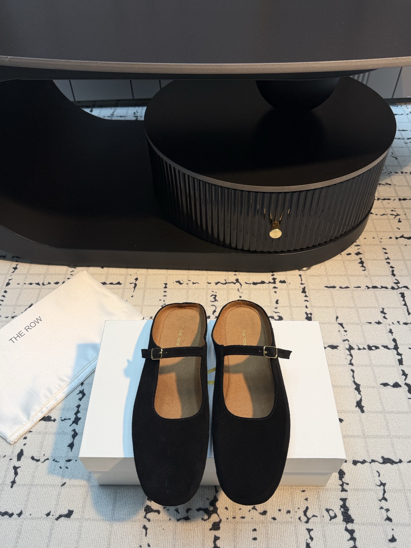NO:816435,The Row 26ss new early spring flat shoes, Mule slippers, have no unnecessary decoration, and only outline the shape of the shoes through clean lines and rounded toes, showing a high-end feel in a low-key manner. The heelless Mule design is simple and neat, easy to put on and take off with one foot, adapts to a variety of foot types, and has both elegance and practicality.  The soft leather material and loose and moderate shoe last fit the shape of the foot immediately, without the need for running-in. Wearing it barefoot will not chafe your feet. It can be matched with minimalist commuting clothes and dresses, as well as casual jeans and wide-leg pants. It is a high-utilization item in spring, autumn and summer. The upper is cowhide, the lining is mixed sheepskin, and the rubber outsole is 2cm higher.  Size 35/40 (40 is custom-made, non-refundable and non-exchangeable), semi-trailers, flats, slippers, skirts, jeans, sheepskin19860909The Row 26ss早春新款平底鞋穆勒拖鞋 无多余装饰,仅通过利落的线条与圆润鞋头勾勒鞋型,低调中尽显高级感.无后跟的穆勒设计简约利落,一脚蹬穿脱便捷,适配多种脚型,兼具优雅感与实用性. 柔软的皮革材质与宽松适度的鞋楦,上脚即贴合脚型,无需磨合,赤脚穿也不会磨脚.既能搭配极简风的通勤装、连衣裙,也能适配休闲感的牛仔裤、阔腿裤,是春秋夏三季的高利用率单品. 鞋面牛猄 内里混种羊皮 大底橡胶大底 增高2cm 码数35/40（40定做不退不换）,半拖,flats,slippers,skirts,jeans,sheepskin,Women's Shoes