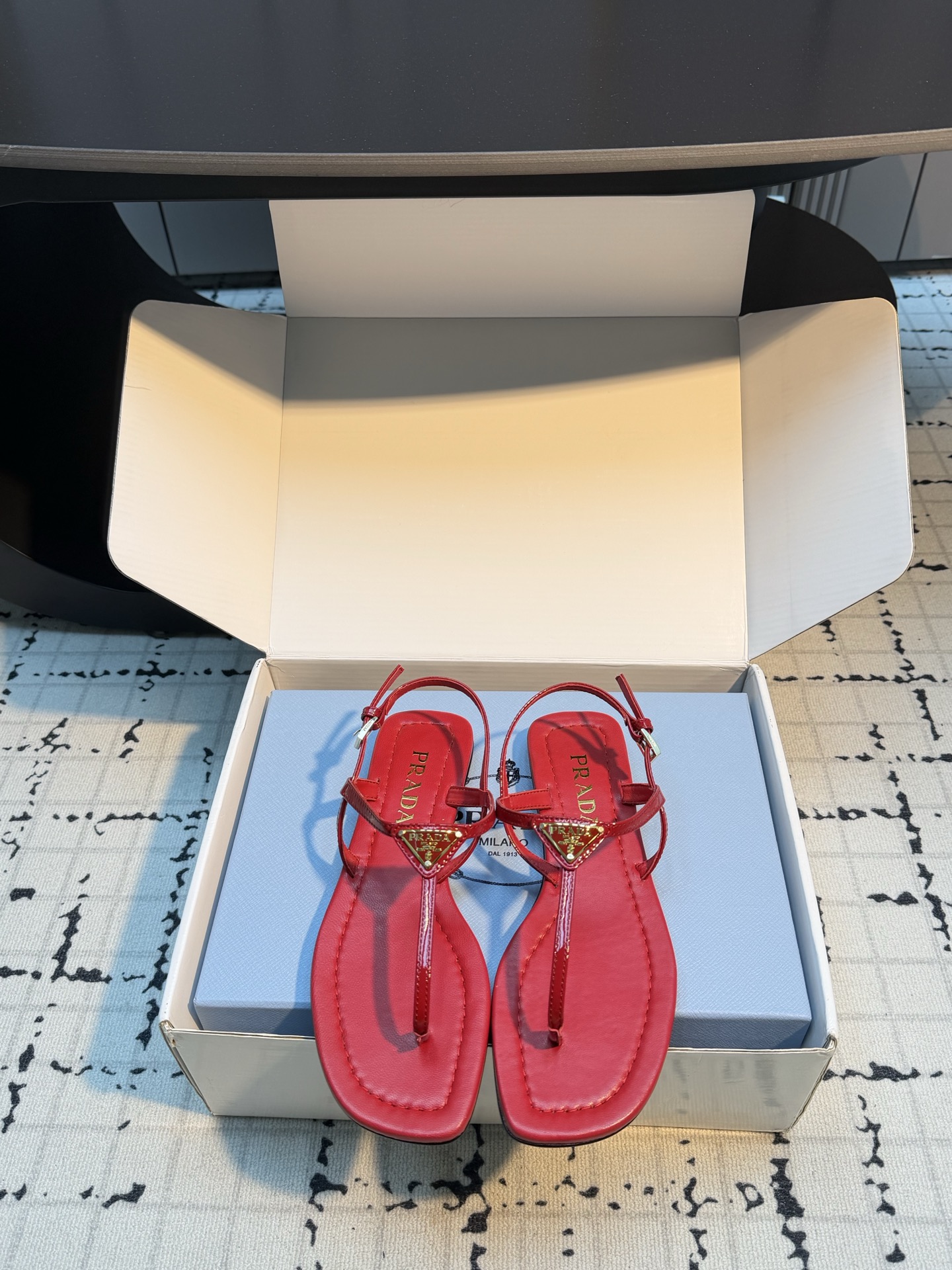 NO:816430,Prada26's new classic triangular label thong-toe flat sandals are minimalist yet fashionable and are versatile and casual!  Casual flip-flops are the same style as those of Internet celebrities. Versatile sandals are a simple item worth buying in spring and summer. Simple style but with high-end aura. Slippers are essential for daily vacations. You can bring your own aura with any combination. The upper is made of imported cow patent leather, lining is sheepskin, Italian genuine leather outsole. Size 35/41 (40.41 custom-made, non-returnable and non-exchangeable), split-toe shoes, prada, sandals, slippers, sheepskin, Leather soles19860909Prada26新款经典三角标夹趾人字平底凉鞋 极简风又带时髦 上脚百搭随性！ 休闲夹趾网红同款 百搭凉鞋春夏值得入手的简约单品 简单的风格却自带高级气场的拖鞋 日常度假都是必不可少 随便搭配一下都可以自带气场出现 鞋面采用进口牛漆皮,内里垫脚羊皮,意大利真皮大底 码数35/41（40.41定做不退不换）,分趾鞋,prada,sandals,slippers,sheepskin,Leather soles,Women's Shoes