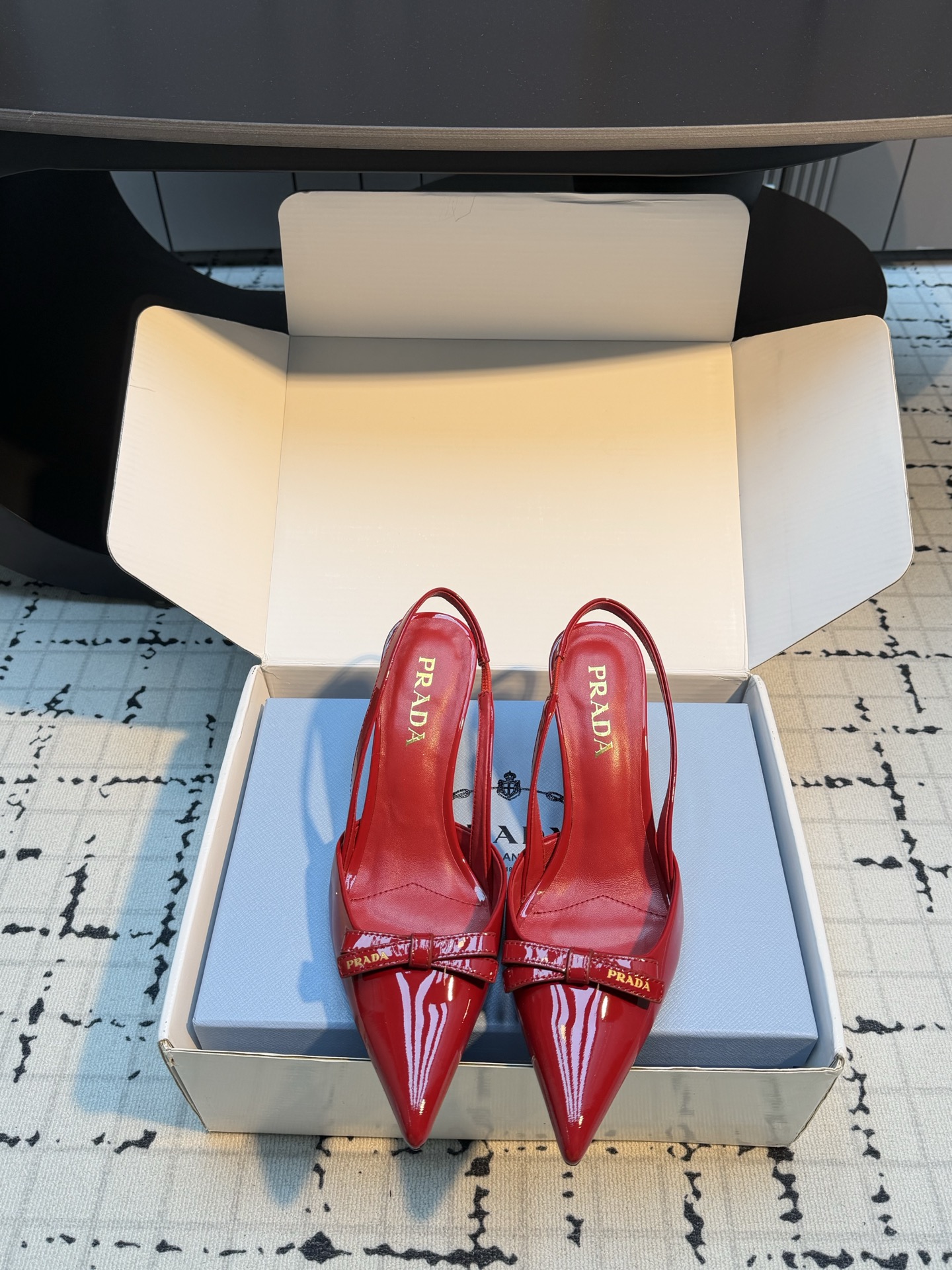 NO:816418,Prada26 new bow pointed toe single shoes, high heel sandals, beautiful pointed toe heels, minimalist beauty that has been missing for a long time in the fashion world, classic fashion color matching, effortless elegance is coming, fashionable, exquisite, beautiful, bag toe pointed toe, fashionable temperament, simple new daily slippers, beautiful and high-end slippers, this slipper is super good on the feet and can lengthen the leg shape.  This bow-tie high-heeled shoe presents a feminine silhouette, and the elegant contemporary details are full of vitality. The pointed-toe slingback design is matched with a geometric heel and a leather triangle logo. The thin padding creates a three-dimensional effect and highlights the modern atmosphere. The upper is made of imported cow patent leather, the lining is sheepskin, and the Italian genuine leather outsole. The heel height is 7.5cm. Size 35/41 (40.41 is custom-made and cannot be returned or exchanged). Sandals, prada, sandals, high  heels,slippers,sheepskin,leather soles19860909Prada26新款蝴蝶结尖头单鞋高跟凉鞋 绝美尖头跟鞋 时尚界久违的极简之美 经典时尚配色 毫不费力的优雅风来袭 时髦 精致 绝美 包头尖头 外穿时尚气质简约新款日常拖鞋美出高级感拖鞋这款上脚超好而且可以拉长腿型. 这款蝴蝶结高跟鞋呈现柔美廓形,优雅的当代风格细节尽显活力.尖头露跟设计,搭配几何形鞋跟和皮革三角形徽标,轻薄填充塑造三维效果,彰显摩登气息 鞋面采用进口牛漆皮,内里垫脚羊皮,意大利真皮大底 跟高7.5cm 码数35/41（40.41定做不退不换）,凉鞋,prada,sandals,high heels,slippers,sheepskin,Leather soles,Women's Shoes