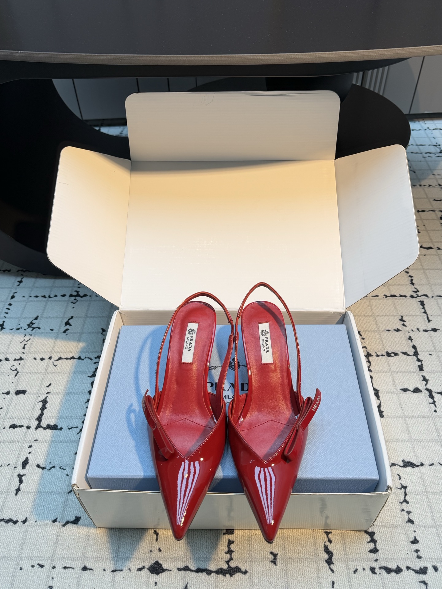 NO:816424,Prada26 new bow pointed toe single shoes, high heel sandals, beautiful pointed toe heels, minimalist beauty that has been missing for a long time in the fashion world, classic fashion color matching, effortless elegance is coming, fashionable, exquisite, beautiful, bag toe pointed toe, fashionable temperament, simple new daily slippers, beautiful and high-end slippers, this slipper is super good on the feet and can lengthen the leg shape.  This bow-tie high-heeled shoe has a feminine silhouette, and elegant contemporary details are full of vitality. The pointed sling-back design is matched with a geometric heel and a leather triangle logo. The thin padding creates a three-dimensional effect and highlights the modern atmosphere. The upper is made of imported cow patent leather, the lining is sheepskin, and the Italian genuine leather outsole. Size 35/41 (40.41 custom-made, non-returnable and non-exchangeable), sandals, prada, sandals, high heels, slippers, sheepskin, Leather soles19860909Prada26新款蝴蝶结尖头单鞋高跟凉鞋 绝美尖头跟鞋 时尚界久违的极简之美 经典时尚配色 毫不费力的优雅风来袭 时髦 精致 绝美 包头尖头 外穿时尚气质简约新款日常拖鞋美出高级感拖鞋这款上脚超好而且可以拉长腿型. 这款蝴蝶结高跟鞋呈现柔美廓形,优雅的当代风格细节尽显活力.尖头露跟设计,搭配几何形鞋跟和皮革三角形徽标,轻薄填充塑造三维效果,彰显摩登气息 鞋面采用进口牛漆皮,内里垫脚羊皮,意大利真皮大底 码数35/41（40.41定做不退不换）,凉鞋,prada,sandals,high heels,slippers,sheepskin,Leather soles,Women's Shoes