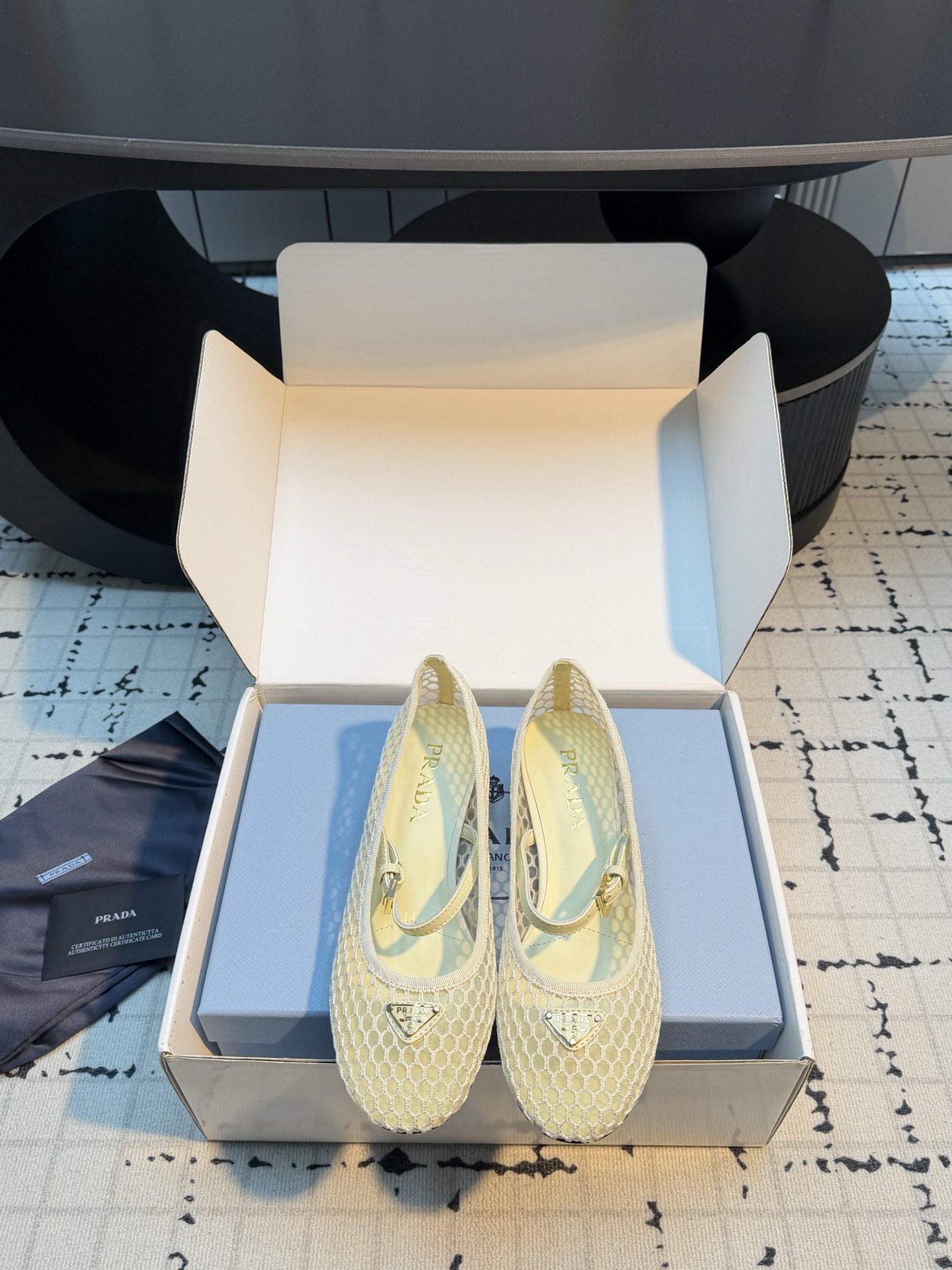 NO:816413,26Ss spring and summer new Prada classic triangle logo mesh fabric heeled shoes with hollow fishnet buckle and Mary Jane ballet shoes with thick heels. These ballet fishnet shoes have a soft silhouette and classic details, showing a sophisticated and timeless style. The mesh fabric is reinterpreted with lace patterns, which is delicate and unique. The upper is embellished with narrow ribbons and engraved logo metal buckles. Enamel-coated triangle metal logo Customized fishnet on the upper  Sheepskin lining, heel height 3.5cm, Italian genuine leather outsole, size 35/41 (40.41 custom made, non-returnable, non-exchangeable), ballet shoes, prada, prada, mary jane, sheepskin, Leather soles1986090926Ss春夏新款Prada普拉达 经典三角标网眼织物带跟单鞋镂空渔网扣带玛丽珍鞋芭蕾舞鞋粗跟单鞋.这款芭蕾渔网鞋廓形柔美,细节经典,彰显精致隽永格调.以花边图案重新演绎网眼织物,细腻精美,别具一格. 鞋面点缀窄饰带与雕刻徽标金属搭扣 涂珐琅三角形金属徽标 鞋面定制渔网 内里垫脚羊皮 跟高3.5cm 鞋底意大利真皮大底 码数35/41（40.41定做不退不换）,芭蕾舞鞋,prada,prada,mary jane,sheepskin,Leather soles,Women's Shoes