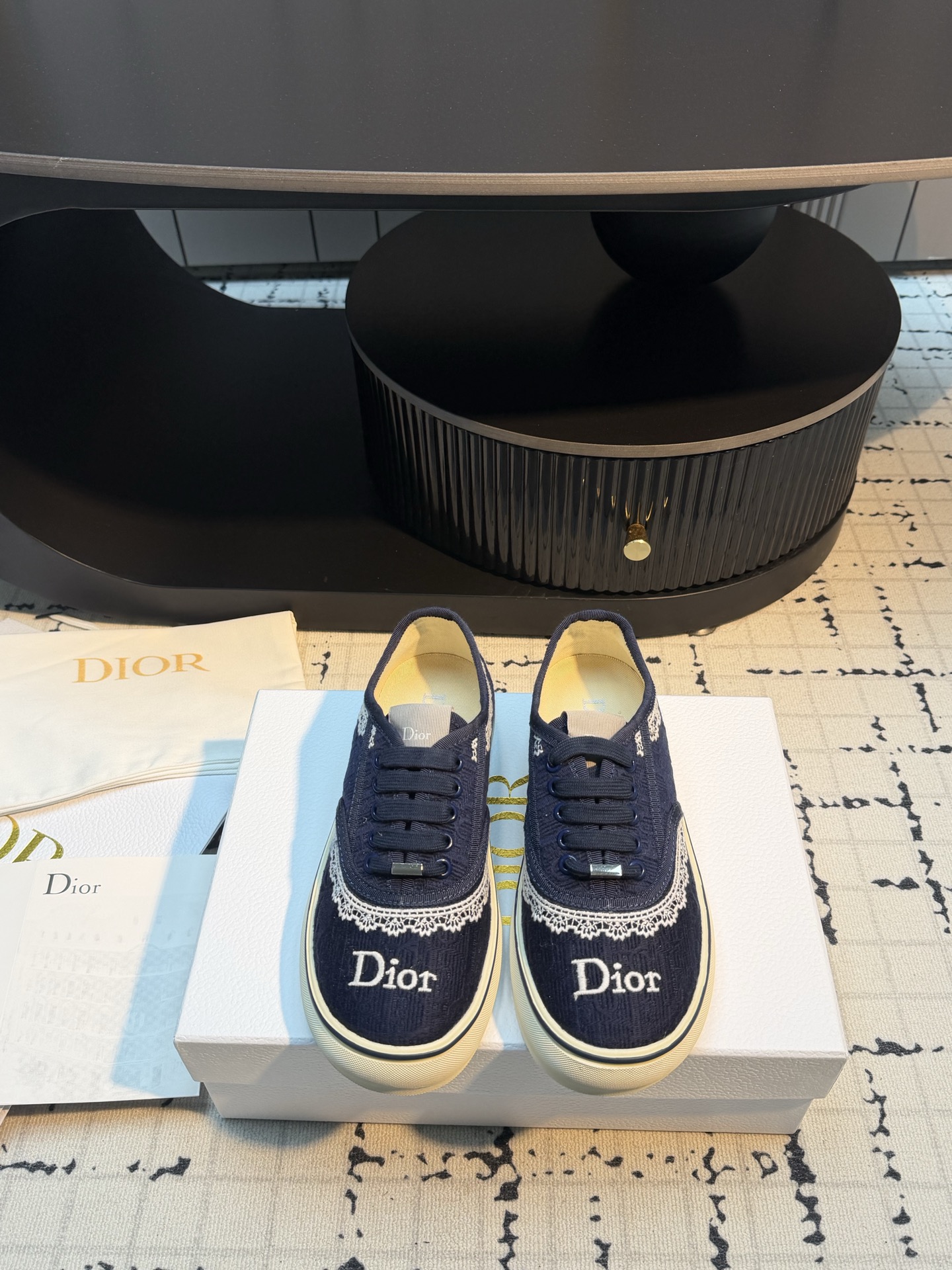 NO:816391,Dio*26ss early spring new lace embroidered canvas shoes  This pair of canvas shoes from Dior has the 'feelings of a wealthy family' welded to the feet, with denim texture + exquisite lace, with just the right balance of sweetness and coolness. In four colors: navy blue/off-white/light gray/haze blue, each pair looks like they came out of a French illustrated magazine. The embroidery of Dior letters on the shoes is low-key and noble. When paired with pleated skirts and jeans, they are so gentle and glowing. It has the kind of lazy fashion sense that 'can be worn in any outfit', gentle and powerful.  Low saturation tones make it easy to wear from the office to the cafe. The rubber sole is soft and elastic and will not tire your feet. The breathable canvas material means no more stuffy feet. Original high-density canvas for the upper. Original high-density canvas for the lining. TPU two-color molded outsole. Heel height 3cm. Size 35/41 (40.41 custom-made, non-returnable and non-exchangeable). Casual shoes/sports shoes, dior, sneakers, skirts, jeans.19860909Dio*26ss早春新款蕾丝刺绣帆布鞋 Dior这双帆布鞋把“富家千金感”焊在脚上了,牛仔布纹理+精致蕾丝花边,甜酷平衡得刚刚好.藏青/米白/浅灰/雾霾蓝四色,每一双都像从法式画报里走出来,鞋身Dior字母刺绣低调显贵,搭配百褶裙、牛仔裤都温柔到发光.是那种“随便一套都很会穿”的懒人时髦感,温柔又有力量. 低饱和色调不挑穿搭,从办公室走到咖啡馆都体面 橡胶底软弹不累脚,透气帆布材质告别闷脚. 鞋面原版高密度帆布 内里原版高密度帆布 大底TPU双色开模大底 跟高3cm 码数35/41（40.41定做不退不换）,休闲鞋/运动鞋,dior,sneakers,skirts,jeans,Women's Shoes