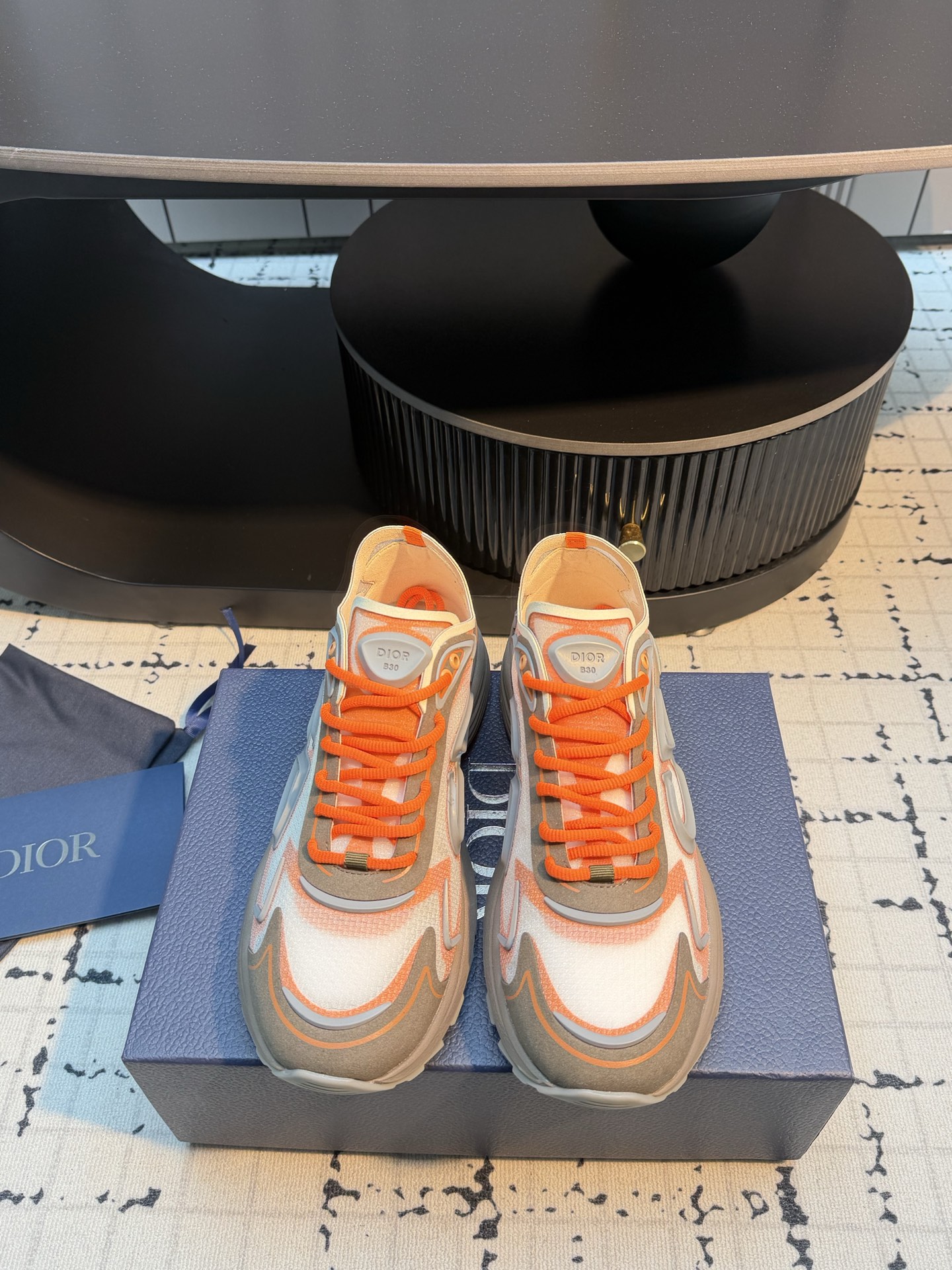NO:816386,Dior B30 Countdown Sneakers This B30 countdown technical training shoe is new for the spring of 2026. Its sporty design perfectly combines fashion elements with technical performance. Its design is inspired by modern running sports, and there are B30 and 30 rubber logos on the tongue and back of the shoe. The sculpted sole that combines rubber and foam ensures flexibility and comfort, and various unique details also add to it. Fabric: Original customized technical breathable mesh Lining: Imported soft cowhide lining  Outsole: original exclusive molded outsole, size 39/46 (45.46 custom-made, non-returnable, non-exchangeable), casual shoes/sports shoes, dior, dior, sneakers, cowhide19860909迪奥Dior B30 Countdown运动鞋 这款B30倒计时科技训练鞋是 2026年春季的新款,其运动型设计将时尚元素与技术性能完美结合.它的设计灵感来源于现代跑步运动,鞋舌和鞋背上还有B30和30橡胶标志.橡胶和泡沫相结合的雕刻鞋底确保了灵活性和舒适性,各种独特的细节也为其增色不少. 面料: 原版定制科技透气网 内里: 进口柔软牛皮里 大底: 原版独家开模大底 码数39/46（45.46定做不退不换）,休闲鞋/运动鞋,dior,dior,sneakers,cowhide,Women's Shoes