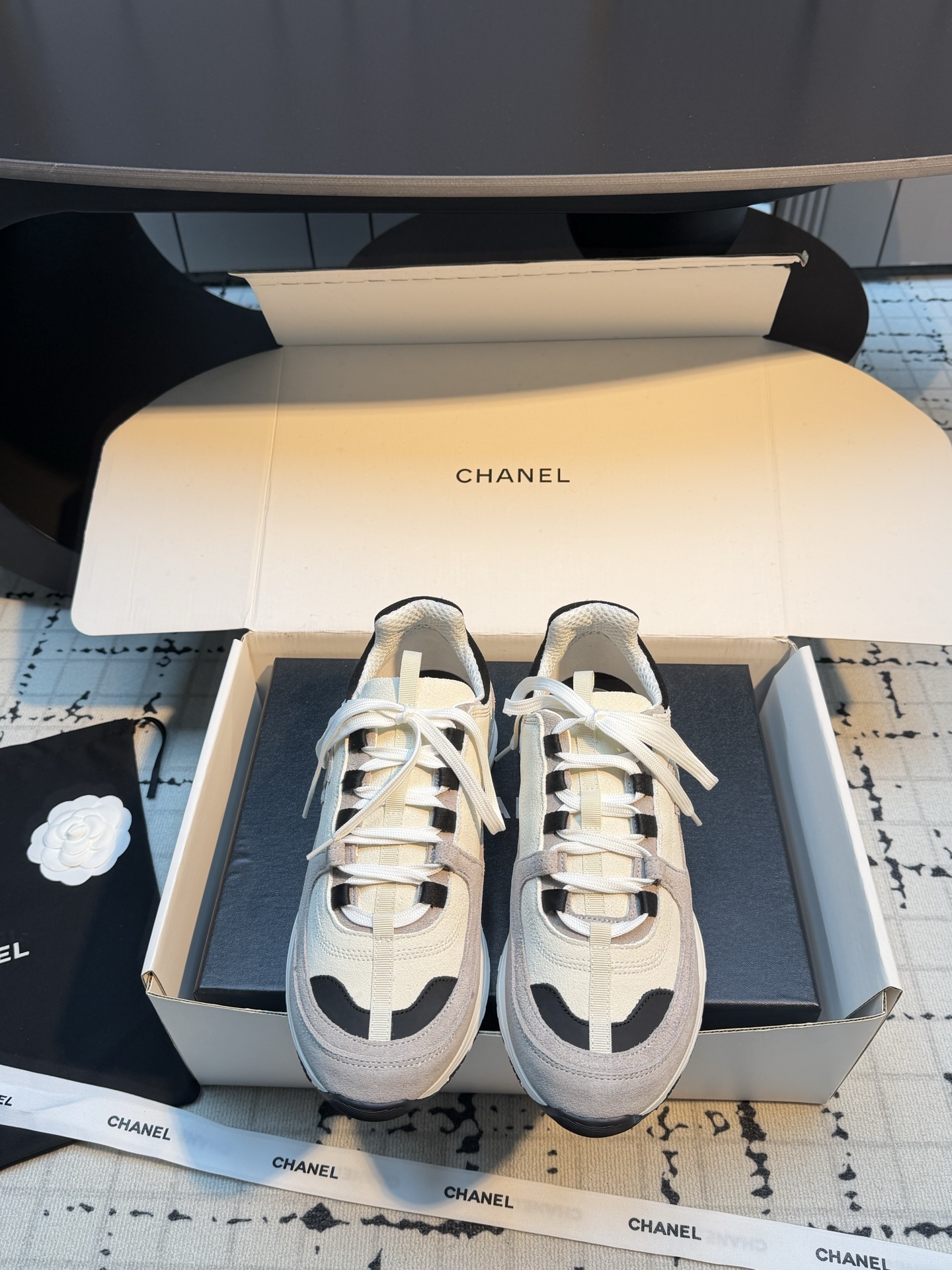 NO:816381,*||Xiaoxiang 2026 high-end handmade workshop pair of thick-soled sneakers. Purchasing quality ~ no pressure to get in and out. Double C on the side ~ the small incense label on the tail is very delicate ~ the real thing is really beautiful. Breathable + comfortable + good-looking. 3cm light and thick sole ~ taller and slimmer. High-end upper foot, easy to wear, easy to match ~ all year round_ king of versatile shoes  Size 35/41 (40.41 is custom-made and cannot be returned or exchanged), casual shoes/sports shoes, sneakers19860909*||小香2026高级手工坊双 厚底运动鞋 代购品质～出入无压力 侧面双C ～鞋尾小香标很精致～实物真的美炸 透气+舒适+颜值 3cm轻便厚底～增高又显瘦 上脚巨高级、巨好穿、巨好搭配～一年四季_百搭鞋王 码数35/41（40.41定做不退不换）,休闲鞋/运动鞋,sneakers,Women's Shoes
