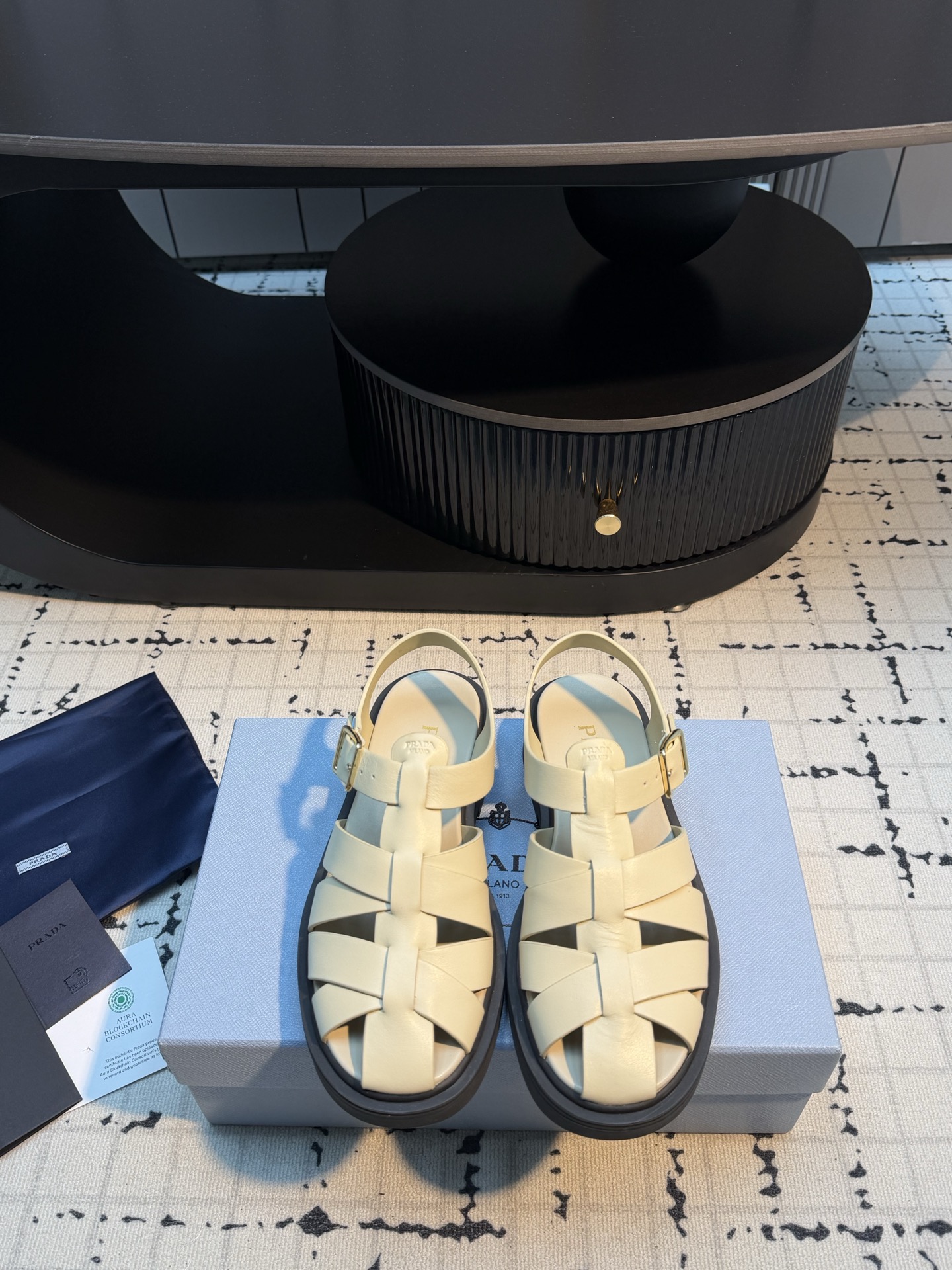 NO:816402,Prada's 2026 spring and summer new Roman woven rubber sandals make the entire pair of shoes light and comfortable, satisfying a variety of choices for fashionable people of different styles!  The iconic metal label is paired with the shape of ancient beach sandals, and every design element is fashionable!  Size 35/41 (40.41 customized, non-refundable and non-exchangeable), sandals, prada, prada, sandals19860909prada普拉达2026春夏新款罗马编织橡胶凉鞋 让整双鞋轻便舒适 满足不同风格时髦人士的多种选择！ 标志性金属标搭配古沙滩凉鞋造型,每一个设计元素都踩在时髦点上！ 码数35/41（40.41定做不退不换）,凉鞋,prada,prada,sandals,Women's Shoes